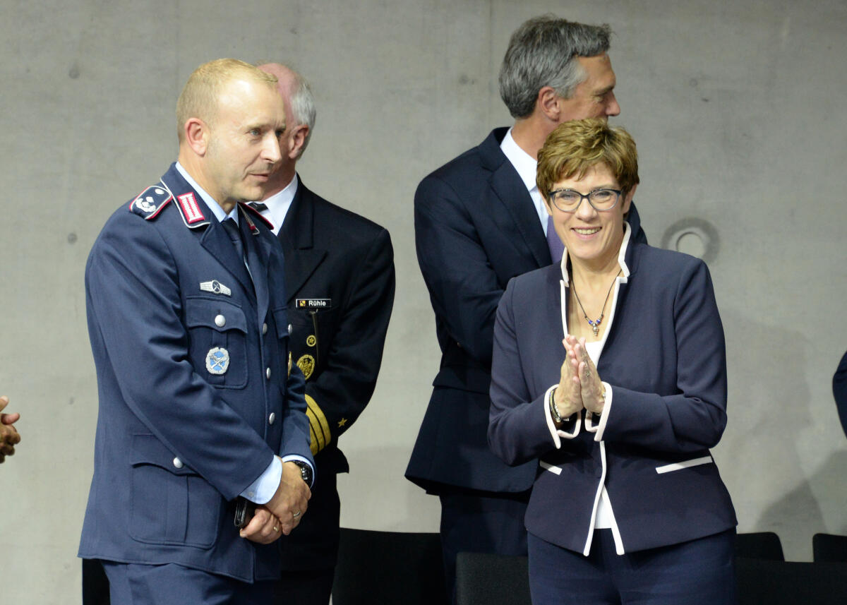 Die 109. Sitzung des Deutschen Bundestages mit den Tagungsordnungspunkten (TOP) 1: Eidesleistung der Bundesministerin der Verteidigung, und 2: Regierungserklärung: In Verantwortung für die Zukunft Deutschlands. Für eine starke Bundeswehr in einer Welt im Wandel, mit anschließender Aussprache, findet im provisorischen Plenarsaal im Paul-Löbe-Haus statt. Hier die neue Bundesverteidigungsministerin Anngret Kramp-Karrenabuer, CDU/CSU. Kramp-Karrenbauer, Annegret Die 109. Sitzung des Deutschen Bundestages mit den Tagungsordnungspunkten (TOP) 1: Eidesleistung der Bundesministerin der Verteidigung, und 2: Regierungserklärung: In Verantwortung für die Zukunft Deutschlands. Für eine starke Bundeswehr in einer Welt im Wandel, mit anschließender Aussprache, findet im provisorischen Plenarsaal im Paul-Löbe-Haus statt. Hier die neue Bundesverteidigungsministerin Anngret Kramp-Karrenabuer, CDU/CSU.