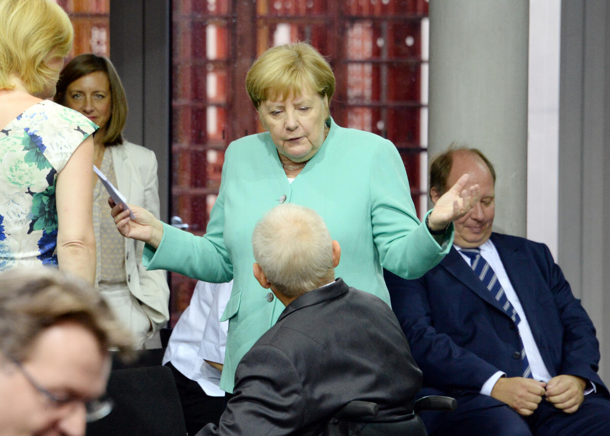 Schäuble, Wolfgang; Merkel, Angela Die 109. Sitzung des Deutschen Bundestages mit den Tagungsordnungspunkten (TOP) 1: Eidesleistung der Bundesministerin der Verteidigung, und 2: Regierungserklärung: In Verantwortung für die Zukunft Deutschlands. Für eine starke Bundeswehr in einer Welt im Wandel, mit anschließender Aussprache, findet im provisorischen Plenarsaal im Paul-Löbe-Haus statt. Hier: Bundestagspräsident Dr. Wolfgang Schäuble im Gespräch mit der Bundeskanzlerin Dr. Angela Merkel, beide CDU/CSU.