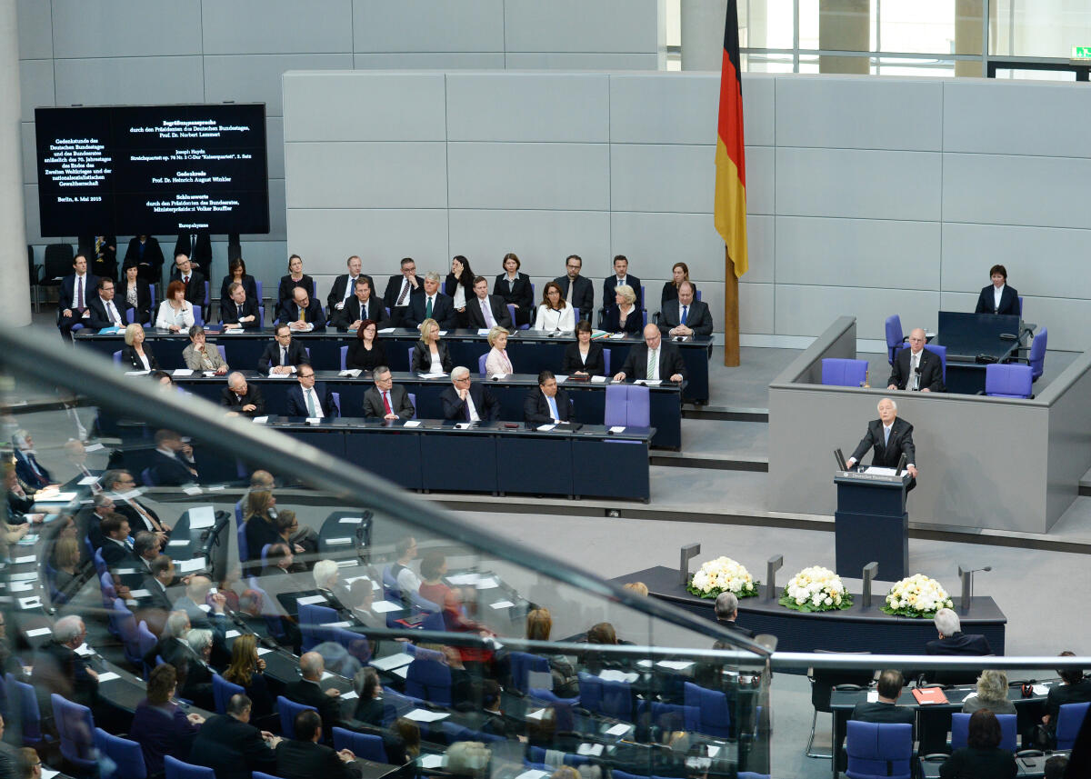 Gedenkstunde des Deutschen Bundestages und des Bundesrates anlässlich des 70. Jahrestages des Endes des Zweiten Weltkrieges und der nationalsozialistischen Gewaltherrschaft. Bundestagspräsident Prof. Dr. Norbert Lammert, CDU/CSU, hält die Begrüßungsansprache, der Historiker Prof. Dr. Heinrich August Winkler (am Rednerpult) die Gedenkrede. Bundesratspräsident und Ministerpräsident des Bundeslandes Hessen, Volker Bouffier, CDU/CSU, spricht die Schlussworte. Das vision string quartet spielt Joseph Haydn, Am Ende wird die Europahymne gespielt.; Übersicht, Blumen. Winkler, Heinrich August Gedenkstunde des Deutschen Bundestages und des Bundesrates anlässlich des 70. Jahrestages des Endes des Zweiten Weltkrieges und der nationalsozialistischen Gewaltherrschaft. Bundestagspräsident Prof. Dr. Norbert Lammert, CDU/CSU, hält die Begrüßungsansprache, der Historiker Prof. Dr. Heinrich August Winkler (am Rednerpult) die Gedenkrede. Bundesratspräsident und Ministerpräsident des Bundeslandes Hessen, Volker Bouffier, CDU/CSU, spricht die Schlussworte. Das vision string quartet spielt Joseph Haydn, Am Ende wird die Europahymne gespielt.; Übersicht, Blumen.