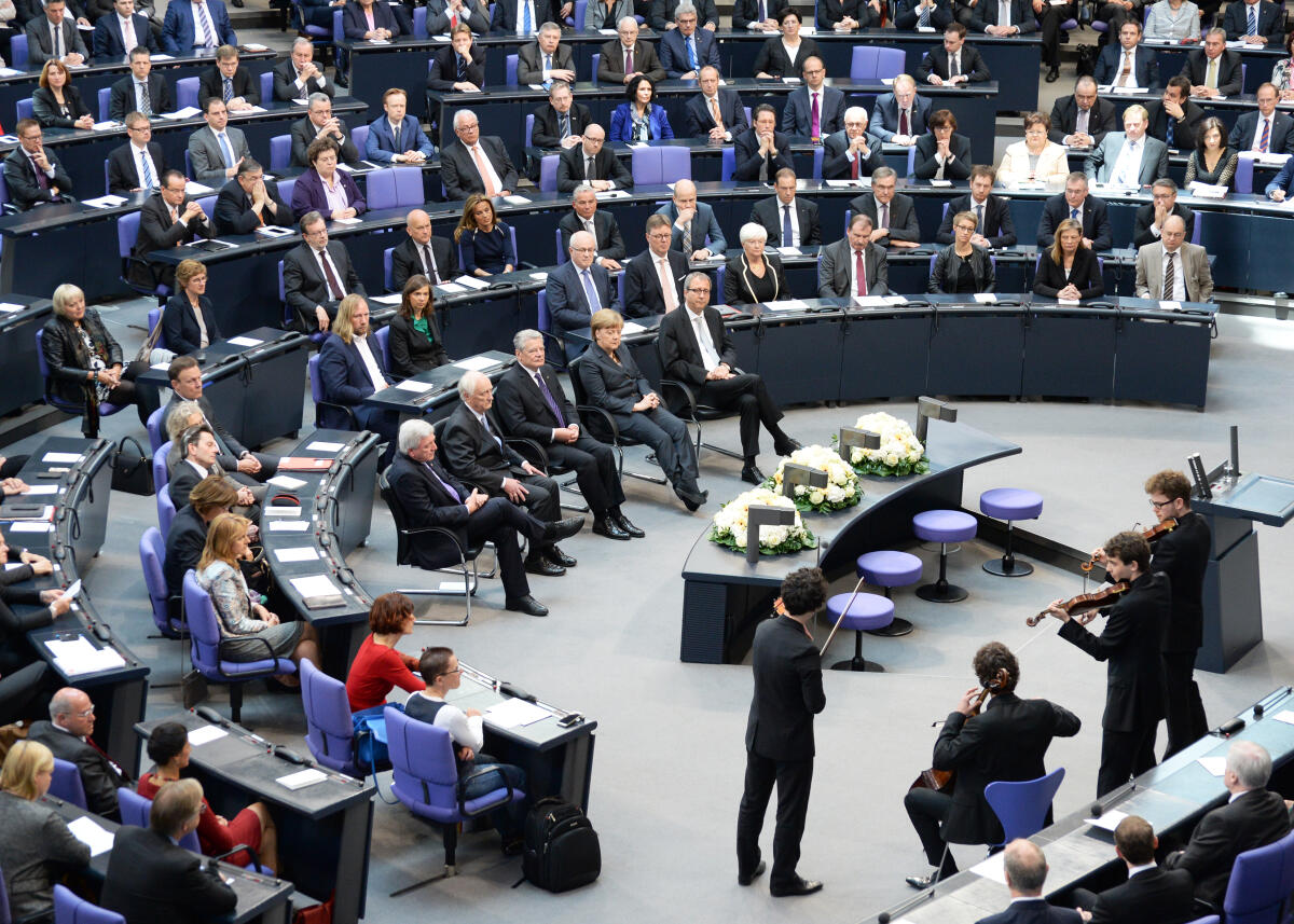  Gedenkstunde des Deutschen Bundestages und des Bundesrates anlässlich des 70. Jahrestages des Endes des Zweiten Weltkrieges und der nationalsozialistischen Gewaltherrschaft. Bundestagspräsident Prof. Dr. Norbert Lammert, CDU/CSU, hält die Begrüßungsansprache, der Historiker Prof. Dr. Heinrich August Winkler die Gedenkrede. Bundesratspräsident und Ministerpräsident des Bundeslandes Hessen, Volker Bouffier, CDU/CSU, spricht die Schlussworte. Das vision string quartet spielt Joseph Haydn, Am Ende wird die Europahymne gespielt.; Hier im Bild die Verfassungsorgane.; Übersicht.