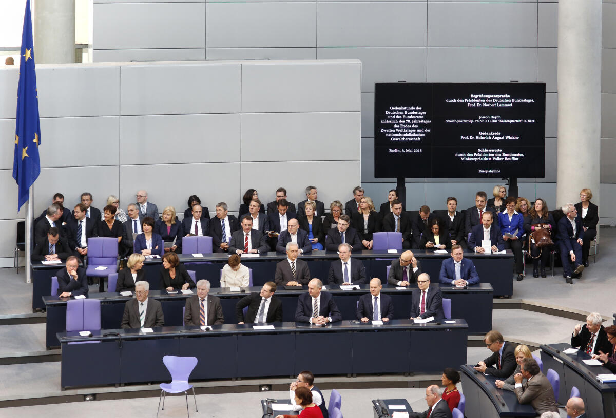  Gedenkstunde zum 70. Jahrestag des "Tages der Befreiung" am 08. Mai 1945 im Plenarsaal des Deutschen Bundestages im Reichstagsgebäude. Auf der Bundesratsbank sitzen 1. Reihe v.l.n.r.: Ministerpräsident des Landes Baden-Württemberg, Winfried Kretschmann, Bündnis 90/ Die Grünen, Staatsminister des Landes Bayern Horst Seehofer, CSU, Bürgermeister von Berlin, Michael Müller, SPD, Ministerpräsident des Landes Brandenburg, Dr. Dietmar Woidke, SPD, Bürgermeister von Hamburg, Olaf Scholz, SPD, und der Ministerpräsident des Landes Mecklenburg-Vorpommern, Erwin Sellering, SPD. 2. Reihe v.l.n.r.: Ministerpräsident des Landes Niedersachsen, Stephan Weil, SPD, Ministerpräsidentin des Landes Nordrhein-Westfalen, Hannelore Kraft, SPD, Ministerpräsidentin des Landes Rheinland-Pfalz, Malu Dreyer, SPD, Ministerpräsidentin des Saarlandes, Annegret Kramp-Karrenbauer, CDU, Ministerpräsident des Landes Sachsen, Stanislaw Tillich, CDU, Ministerpräsident des Landes Sachsen-Anhalt, Dr. Reiner Haseloff, CDU, Ministerpräsident des Landes Schleswig-Holstein, Torsten Albig, SPD, und Ministerpräsident des Landes Thüringen, Bodo Ramelow, Die Linke.