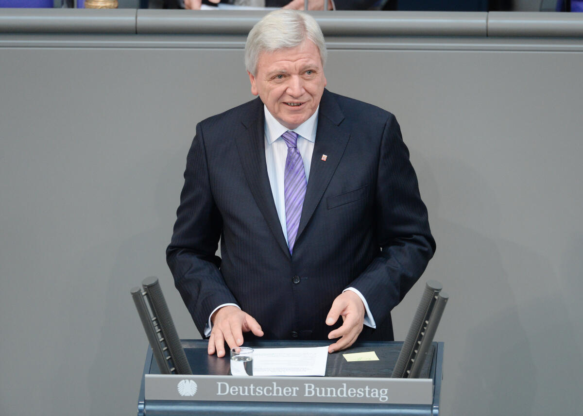 Bouffier, Volker Gedenkstunde des Deutschen Bundestages und des Bundesrates anlässlich des 70. Jahrestages des Endes des Zweiten Weltkrieges und der nationalsozialistischen Gewaltherrschaft. Bundestagspräsident Prof. Dr. Norbert Lammert, CDU/CSU, hält die Begrüßungsansprache, der Historiker Prof. Dr. Heinrich August Winkler die Gedenkrede. Bundesratspräsident und Ministerpräsident des Bundeslandes Hessen, Volker Bouffier, (hier im Bild),  CDU/CSU, spricht die Schlussworte. Das vision string quartet spielt Joseph Haydn, Am Ende wird die Europahymne gespielt.; Rednerpult.