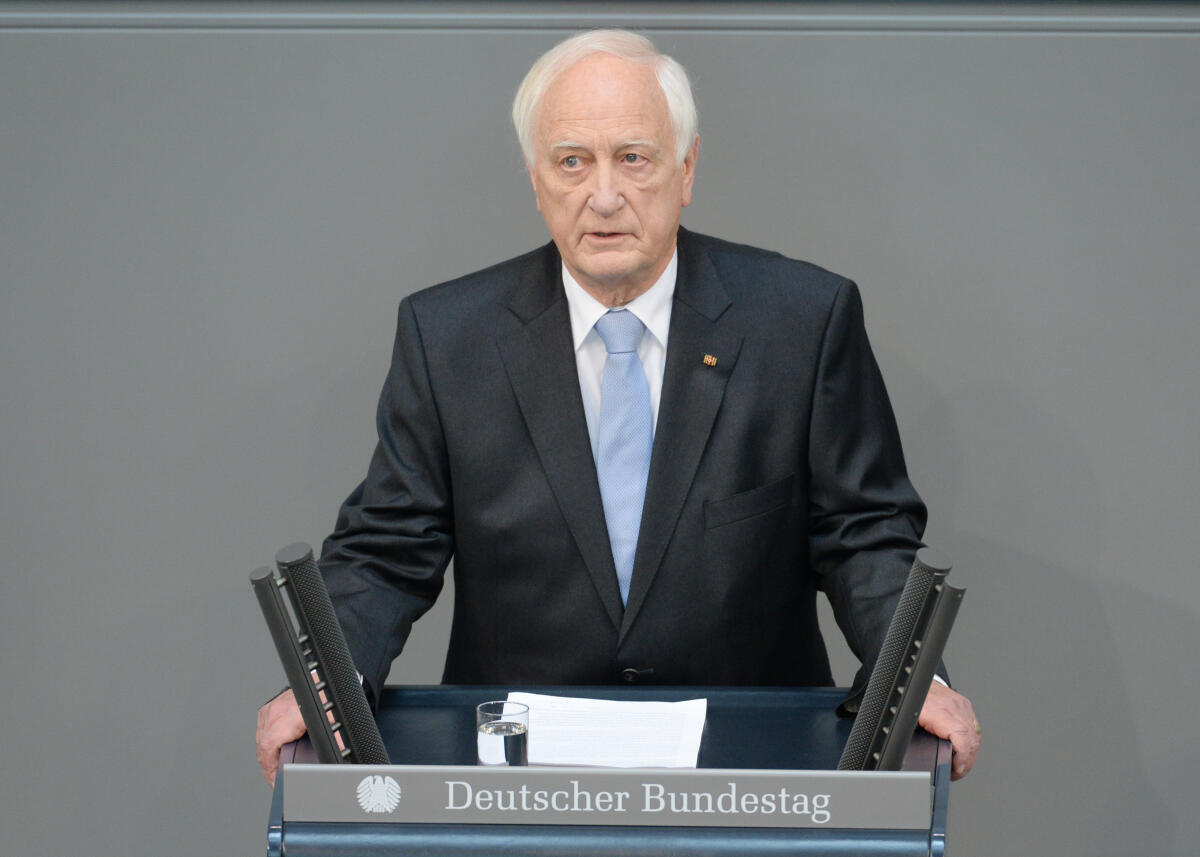 Winkler, Heinrich August Gedenkstunde des Deutschen Bundestages und des Bundesrates anlässlich des 70. Jahrestages des Endes des Zweiten Weltkrieges und der nationalsozialistischen Gewaltherrschaft. Bundestagspräsident Prof. Dr. Norbert Lammert, CDU/CSU, hält die Begrüßungsansprache, der Historiker Prof. Dr. Heinrich August Winkler (hier im Bild) die Gedenkrede. Bundesratspräsident und Ministerpräsident des Bundeslandes Hessen, Volker Bouffier, CDU/CSU, spricht die Schlussworte. Das vision string quartet spielt Joseph Haydn, Am Ende wird die Europahymne gespielt.; Rednerpult.