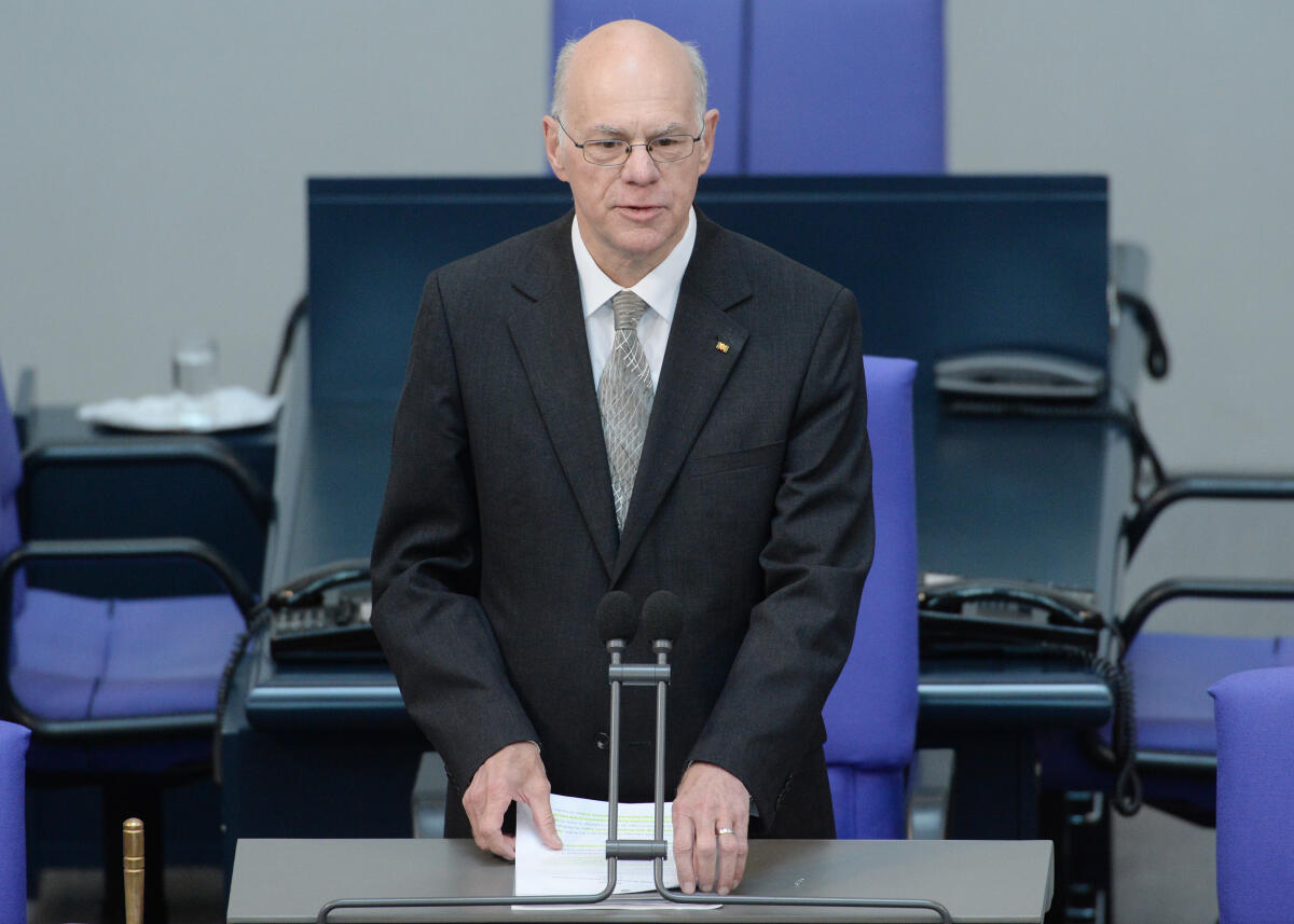 Lammert, Norbert Gedenkstunde des Deutschen Bundestages und des Bundesrates anlässlich des 70. Jahrestages des Endes des Zweiten Weltkrieges und der nationalsozialistischen Gewaltherrschaft. Bundestagspräsident Prof. Dr. Norbert Lammert, (hier im Bild), CDU/CSU, hält die Begrüßungsansprache, der Historiker Prof. Dr. Heinrich August Winkler die Gedenkrede. Bundesratspräsident und Ministerpräsident des Bundeslandes Hessen, Volker Bouffier, CDU/CSU, spricht die Schlussworte. Das vision string quartet spielt Joseph Haydn, Am Ende wird die Europahymne gespielt.; Rednerpult.
