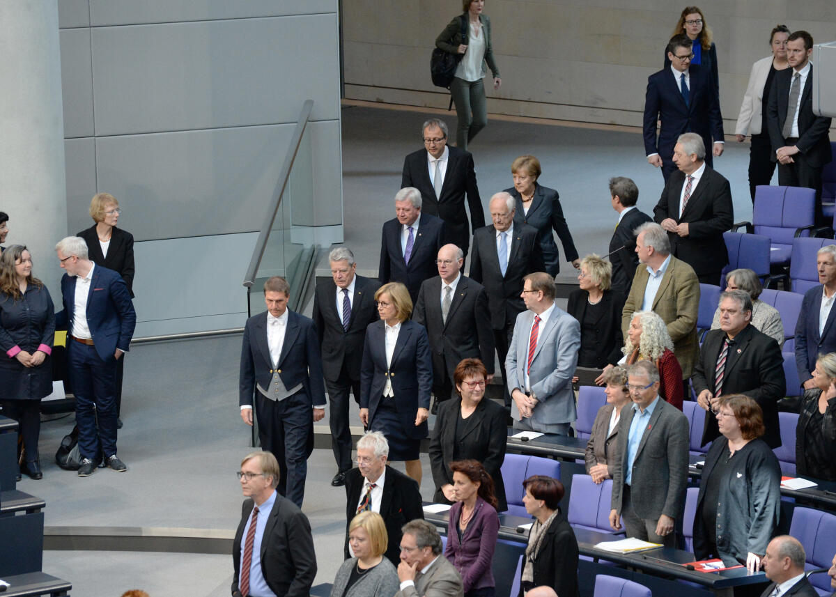 Gedenkstunde des Deutschen Bundestages und des Bundesrates anlässlich des 70. Jahrestages des Endes des Zweiten Weltkrieges und der nationalsozialistischen Gewaltherrschaft. Bundestagspräsident Prof. Dr. Norbert Lammert, CDU/CSU, hält die Begrüßungsansprache, der Historiker Prof. Dr. Heinrich August Winkler die Gedenkrede. Bundesratspräsident und Ministerpräsident des Bundeslandes Hessen, Volker Bouffier, CDU/CSU, spricht die Schlussworte. Das vision string quartet spielt Joseph Haydn, Am Ende wird die Europahymne gespielt.; Hier ziehen die Verfassungsorgane in den Plenarsaal ein. Lammert, Norbert; Bouffier, Volker; Winkler, Heinrich August; Gauck, Joachim; Voßkuhle, Andreas; Merkel, Angela Gedenkstunde des Deutschen Bundestages und des Bundesrates anlässlich des 70. Jahrestages des Endes des Zweiten Weltkrieges und der nationalsozialistischen Gewaltherrschaft. Bundestagspräsident Prof. Dr. Norbert Lammert, CDU/CSU, hält die Begrüßungsansprache, der Historiker Prof. Dr. Heinrich August Winkler die Gedenkrede. Bundesratspräsident und Ministerpräsident des Bundeslandes Hessen, Volker Bouffier, CDU/CSU, spricht die Schlussworte. Das vision string quartet spielt Joseph Haydn, Am Ende wird die Europahymne gespielt.; Hier ziehen die Verfassungsorgane in den Plenarsaal ein.
