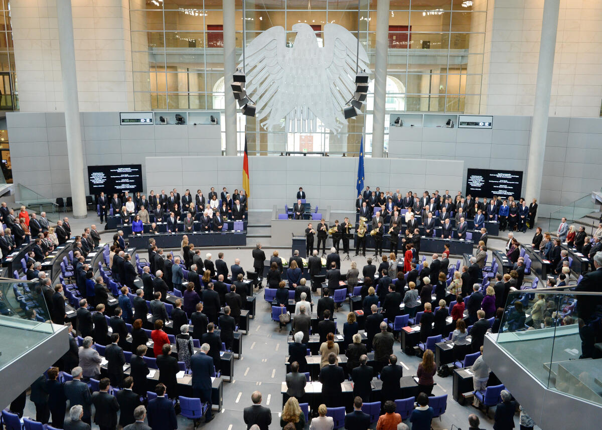  Gedenkstunde des Deutschen Bundestages und des Bundesrates anlässlich des 70. Jahrestages des Endes des Zweiten Weltkrieges und der nationalsozialistischen Gewaltherrschaft. Bundestagspräsident Prof. Dr. Norbert Lammert, CDU/CSU, hält die Begrüßungsansprache, der Historiker Prof. Dr. Heinrich August Winkler die Gedenkrede. Bundesratspräsident und Ministerpräsident des Bundeslandes Hessen, Volker Bouffier, CDU/CSU, spricht die Schlussworte. Das vision string quartet spielt Joseph Haydn, Am Ende wird die Europahymne gespielt.; Übersicht, Adler, Bundesadler.