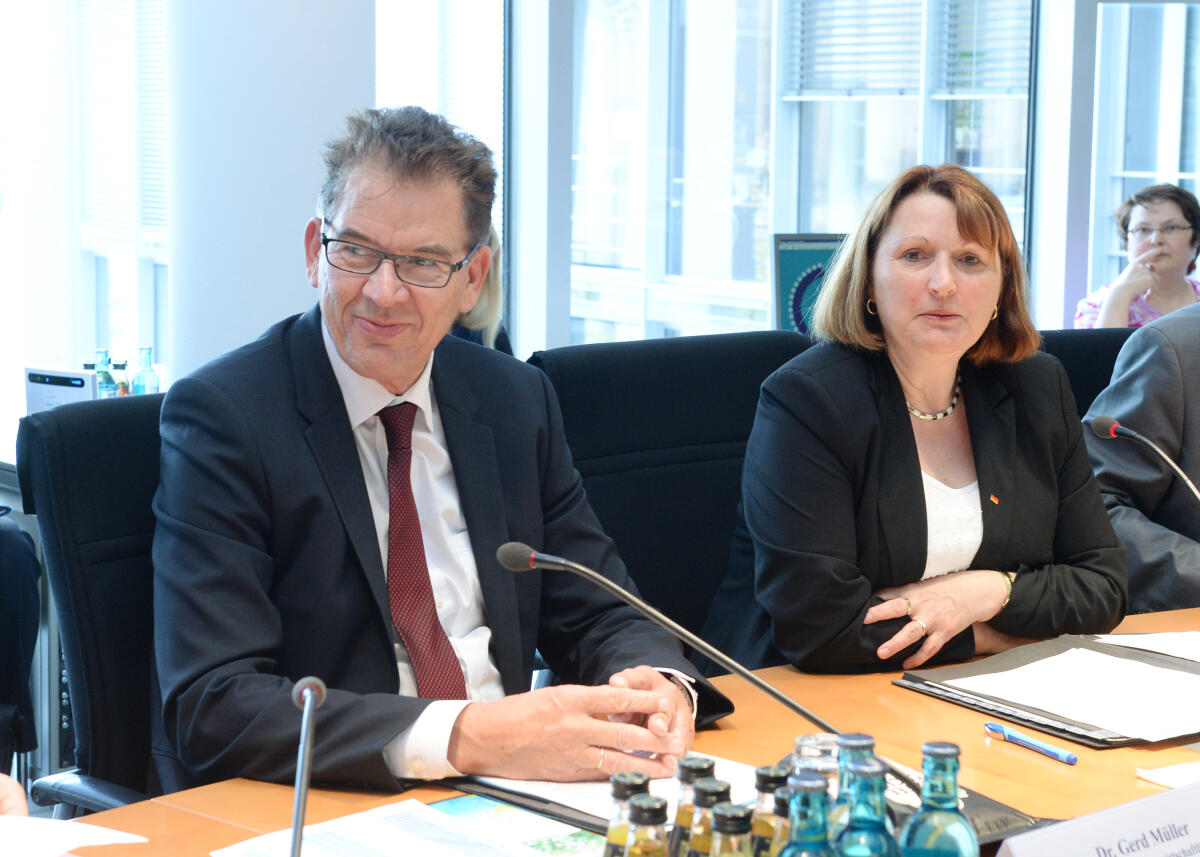 Dr. Gerd Müller, Bundesminister für wirtschaftliche Zusammenarbeit und Entwicklung, ist zu Gast beim Ausschuss des Deutschen Bundestages für Tourismus. Die Sitzung wird von der Vorsitzenden Heike Brehmer, CDU/CSU, geleitet. Brehmer, Heike; Müller, Gerd Dr. Gerd Müller, Bundesminister für wirtschaftliche Zusammenarbeit und Entwicklung, ist zu Gast beim Ausschuss des Deutschen Bundestages für Tourismus. Die Sitzung wird von der Vorsitzenden Heike Brehmer, CDU/CSU, geleitet.