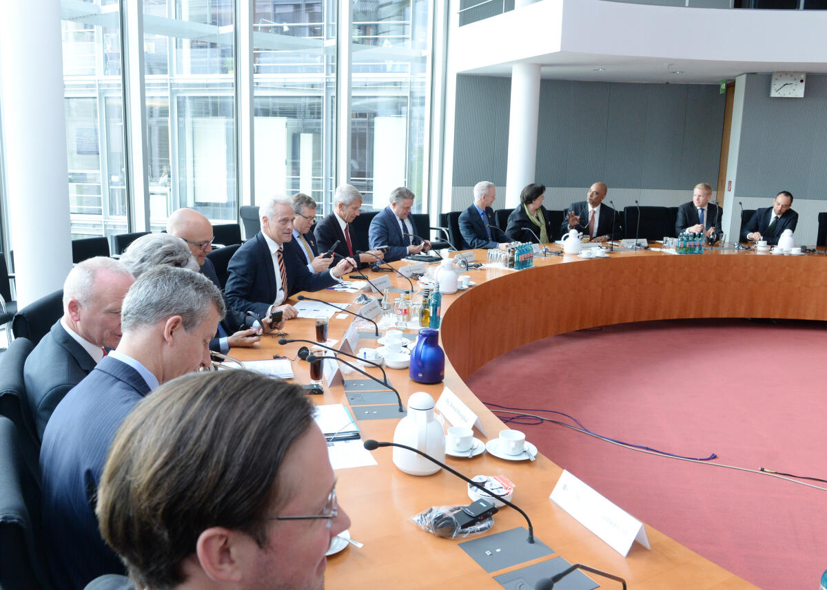Dr. Peter Ramsauer, (6.v.li), CDU/CSU, Vorsitzender des Ausschusses des Deutschen Bundestages für Wirtschaft und Energie, empfängt eine Parlamentariergruppe aus den USA.; Übersicht. Ramsauer, Peter Dr. Peter Ramsauer, (6.v.li), CDU/CSU, Vorsitzender des Ausschusses des Deutschen Bundestages für Wirtschaft und Energie, empfängt eine Parlamentariergruppe aus den USA.; Übersicht.