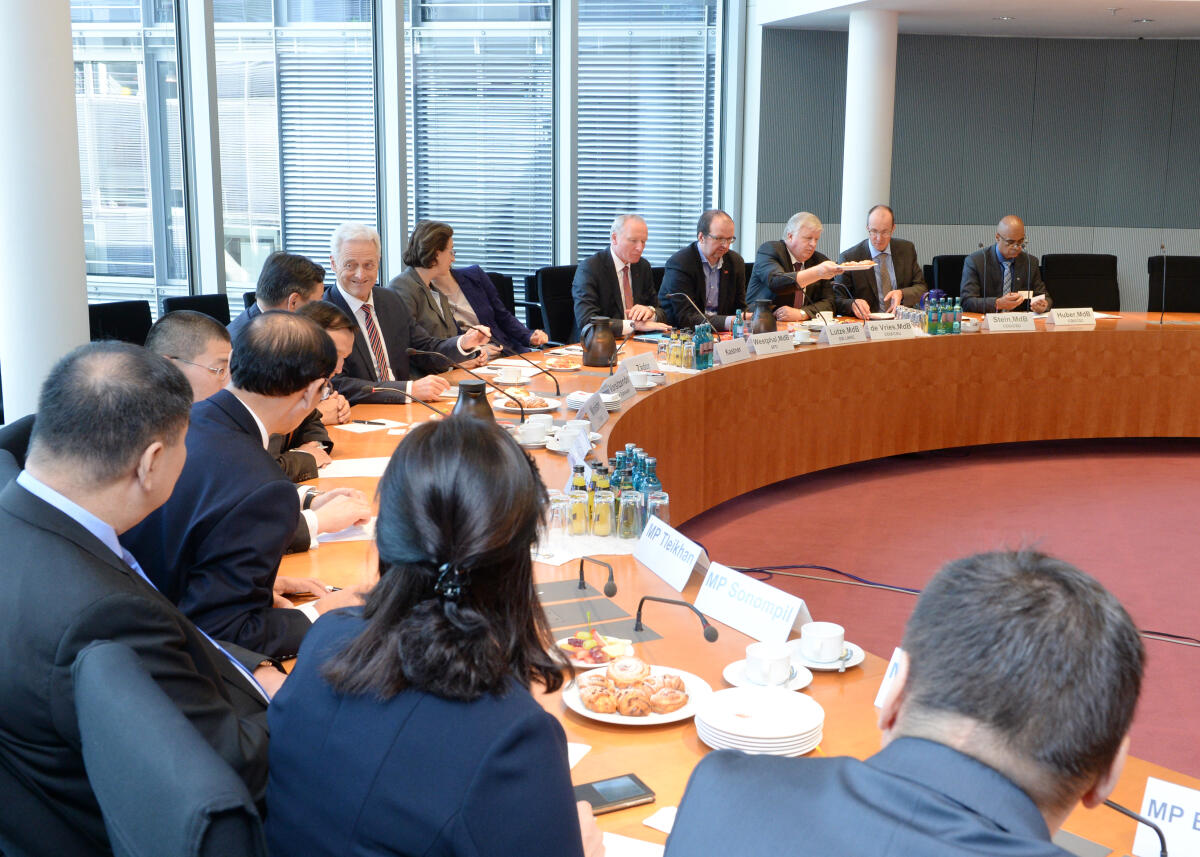 Dr. Peter Ramsauer, CDU/CSU, Vorsitzender des Ausschusses des Deutschen Bundestages für Wirtschaft und Energie, empfängt eine Delegation von Parlamentariern des Parlaments der Mongolei, zu einem Gespräch. Dashzeveg Zorigt, Energieminister der Mongolei, leitet die Delegation.; Übersicht. Dr. Peter Ramsauer, CDU/CSU, Vorsitzender des Ausschusses des Deutschen Bundestages für Wirtschaft und Energie, empfängt eine Delegation von Parlamentariern des Parlaments der Mongolei, zu einem Gespräch. Dashzeveg Zorigt, Energieminister der Mongolei, leitet die Delegation.; Übersicht.