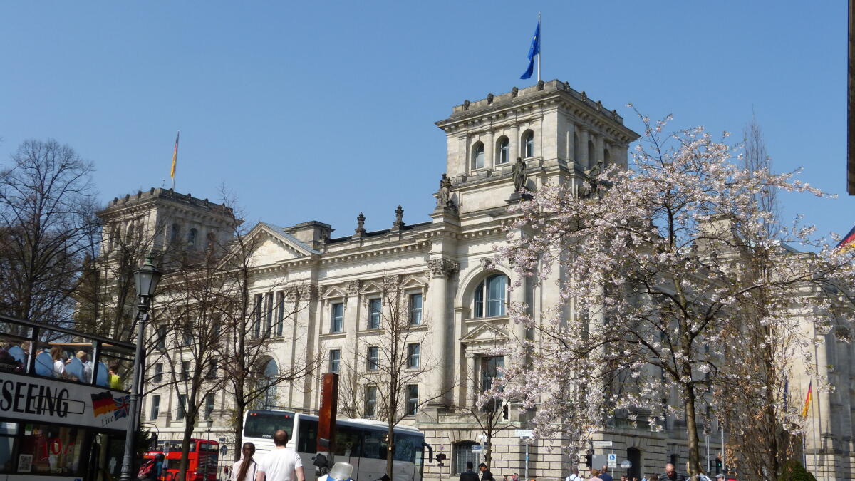  Das Reichstagsgebäude, Südseite, Ebertstraße; Baumblüte, Frühling,