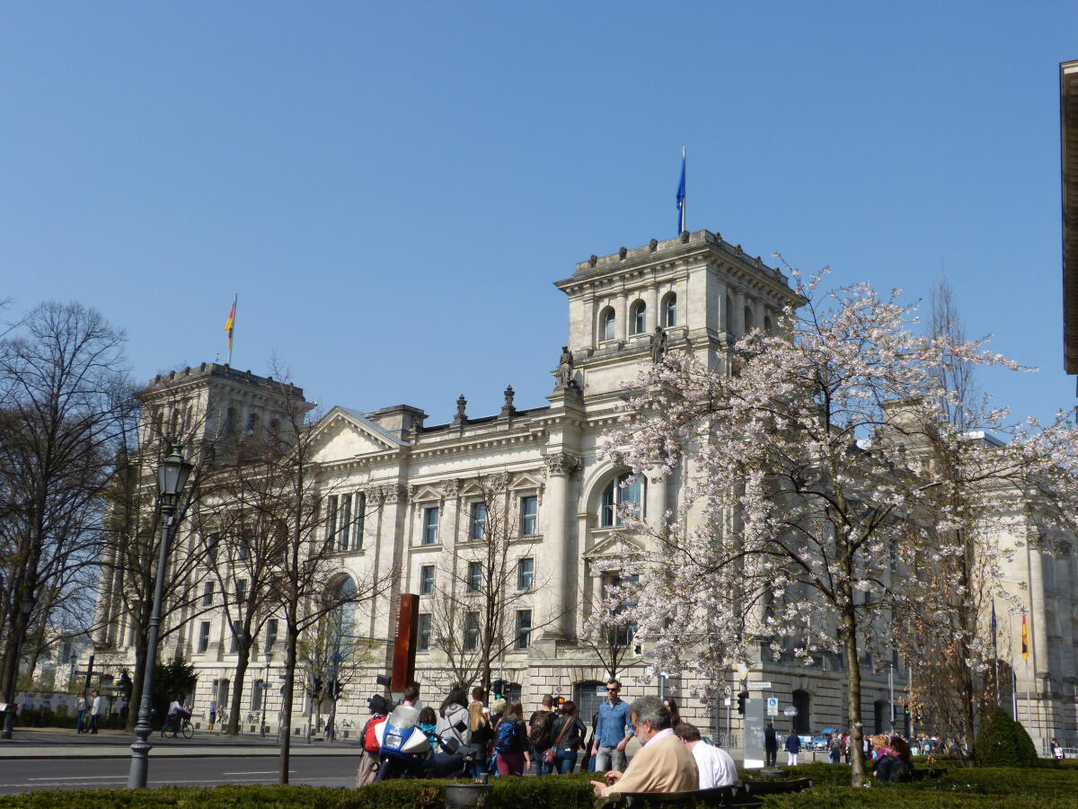  Das Reichstagsgebäude, Südseite, Ebertstraße,; Baumblüte, Frühling,