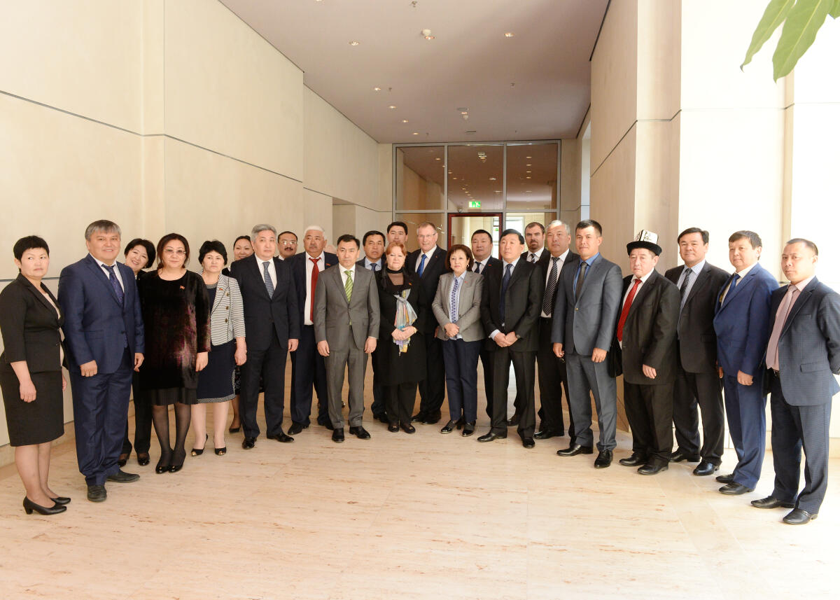 Singhammer, Johannes Bundestagsvizepräsident Johannes Singhammer, (11.v.re), CDU/CSU, empfängt eine Delegation des Jogorku Kenesches (Parlament) der Republik Kirgisien, zu einem Gespräch.; Gruppenfoto.