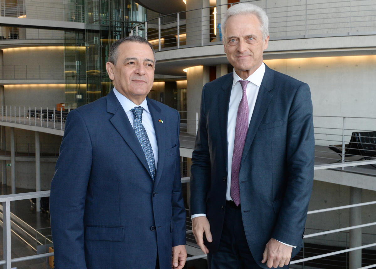 Dr. Peter Ramsauer, (re), CDU/CSU, Vorsitzender des Ausschusses des Deutschen Bundestages für Wirtschaft und Energie empfängt im Namen des Ausschusses den Minister für Industrie und Bergbau des Parlaments der Demokratischen Volksrepublik Algerien, S. E. Abdesslam Bouchouareb, (li), zu einem Gespräch. Ramsauer, Peter; Bouchouareb, Abdesslam Dr. Peter Ramsauer, (re), CDU/CSU, Vorsitzender des Ausschusses des Deutschen Bundestages für Wirtschaft und Energie empfängt im Namen des Ausschusses den Minister für Industrie und Bergbau des Parlaments der Demokratischen Volksrepublik Algerien, S. E. Abdesslam Bouchouareb, (li), zu einem Gespräch.