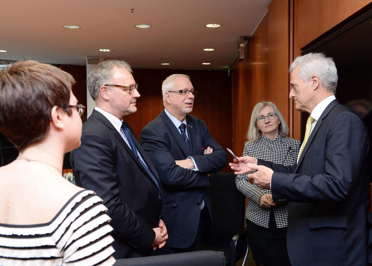 Dr. Peter Ramsauer, (re), CDU/CSU, Vorsitzender des Ausschusses des Deutschen Bundestages für Wirtschaft und Energie, empfängt die Botschafterin von Kanada in der Bundesrepublik Deutschland, Marie Gervais-Vidricaire, (2.v.re), und den Chefunterhändler von Quebec zum Thema CETA, Pierre-Marc Johnson, (mitte), zu einem Gespräch.; Geste, Gestik. Ramsauer, Peter; Johnson, Pierre-Marc; Gevais-Vidricaire, Marie Dr. Peter Ramsauer, (re), CDU/CSU, Vorsitzender des Ausschusses des Deutschen Bundestages für Wirtschaft und Energie, empfängt die Botschafterin von Kanada in der Bundesrepublik Deutschland, Marie Gervais-Vidricaire, (2.v.re), und den Chefunterhändler von Quebec zum Thema CETA, Pierre-Marc Johnson, (mitte), zu einem Gespräch.; Geste, Gestik.
