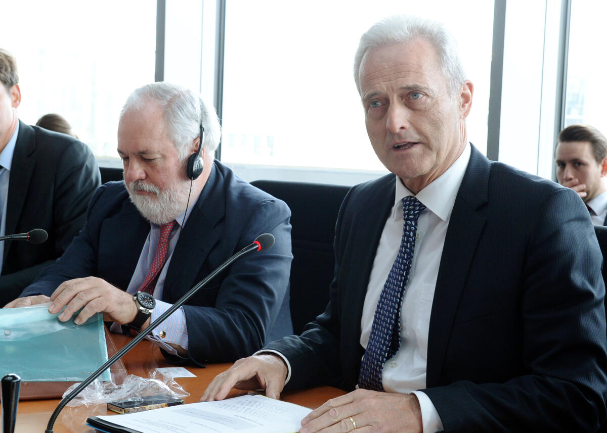 Der Ausschuss des Deutschen Bundestages für Wirtschaft und Energie hat unter der Leitung seines Vorsitzenden Dr. Peter Ramsauer, (re), CDU/CSU, eine Ausschusssitzung, an der EU-Kommissar Miguel Arias Canete, (li), teil nimmt. Ramsauer, Peter; Canete, Miguel Arias Der Ausschuss des Deutschen Bundestages für Wirtschaft und Energie hat unter der Leitung seines Vorsitzenden Dr. Peter Ramsauer, (re), CDU/CSU, eine Ausschusssitzung, an der EU-Kommissar Miguel Arias Canete, (li), teil nimmt.