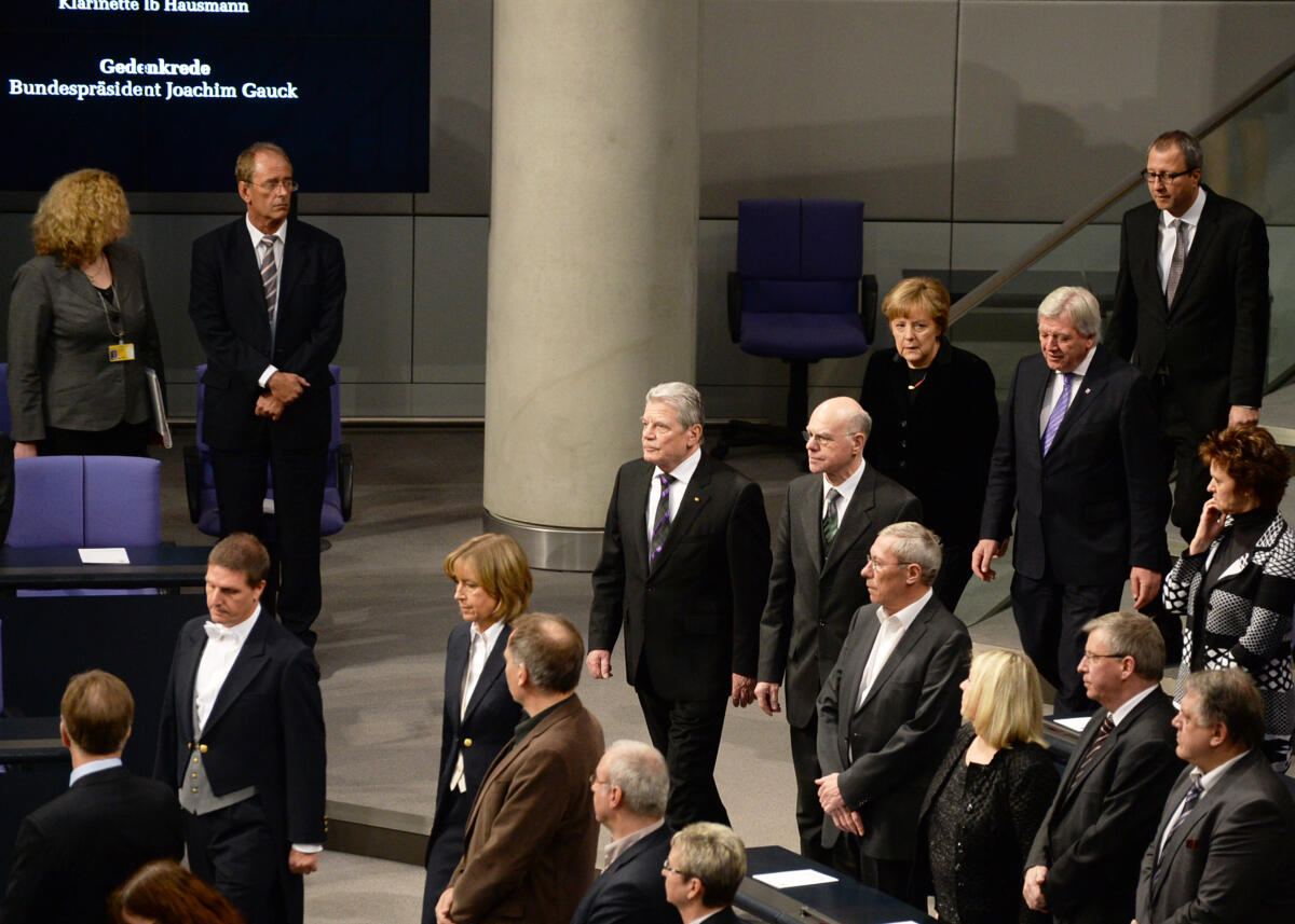 Gedenkstunde des Deutschen Bundestages zum Tag des Gedenkens an die Opfer des Nationalsozialismus. Bundestagspräsident Prof. Dr. Norbert Lammert, (mitte re), CDU/CSU, hält die Begrüssungsrede, Bundespräsident Joachim Gauck (mitte) die Gedenkrede. Klarinettist Ib Hausmann spielt von Olivier Messiaen Quatuor pour la fin du temps, den 3. Satz Abime des oiseaux. Die Verfassungsorgane Volker Bouffier, (2.v.re), Bundesratspräsident, Dr. Angela Merkel, (3.v.re), Bundeskanzlerin, und Prof. Dr. Andreas Voßkuhle, (hinten re), Bundesverfassungsgerichtspräsident, nehmen an der Gedenkstunde teil. Lammert, Norbert; Gauck, Joachim; Bouffier, Volker; Merkel, Angela; Voßkuhle, Andreas Gedenkstunde des Deutschen Bundestages zum Tag des Gedenkens an die Opfer des Nationalsozialismus. Bundestagspräsident Prof. Dr. Norbert Lammert, (mitte re), CDU/CSU, hält die Begrüssungsrede, Bundespräsident Joachim Gauck (mitte) die Gedenkrede. Klarinettist Ib Hausmann spielt von Olivier Messiaen Quatuor pour la fin du temps, den 3. Satz Abime des oiseaux. Die Verfassungsorgane Volker Bouffier, (2.v.re), Bundesratspräsident, Dr. Angela Merkel, (3.v.re), Bundeskanzlerin, und Prof. Dr. Andreas Voßkuhle, (hinten re), Bundesverfassungsgerichtspräsident, nehmen an der Gedenkstunde teil.