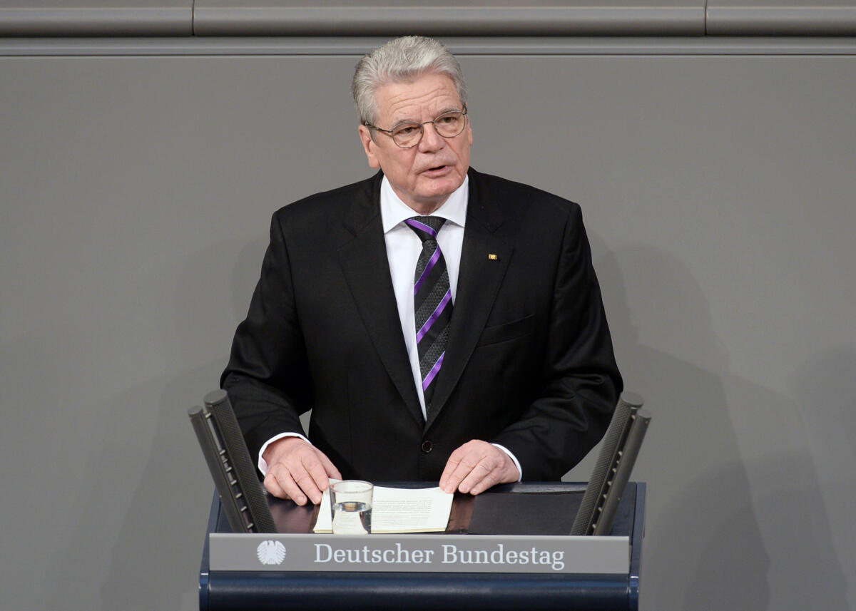 Gauck, Joachim Gedenkstunde des Deutschen Bundestages zum Tag des Gedenkens an die Opfer des Nationalsozialismus. Bundestagspräsident Prof. Dr. Norbert Lammert, CDU/CSU, hält die Begrüssungsrede, Bundespräsident Joachim Gauck (hier im Bild) die Gedenkrede. Klarinettist Ib Hausmann spielt von Olivier Messiaen Quatuor pour la fin du temps, den 3. Satz Abime des oiseaux. Die Verfassungsorgane Volker Bouffier, Bundesratspräsident, Dr. Angela Merkel, Bundeskanzlerin, und Prof. Dr. Andreas Voßkuhle, Bundesverfassungsgerichtspräsident, nehmen an der Gedenkstunde teil.