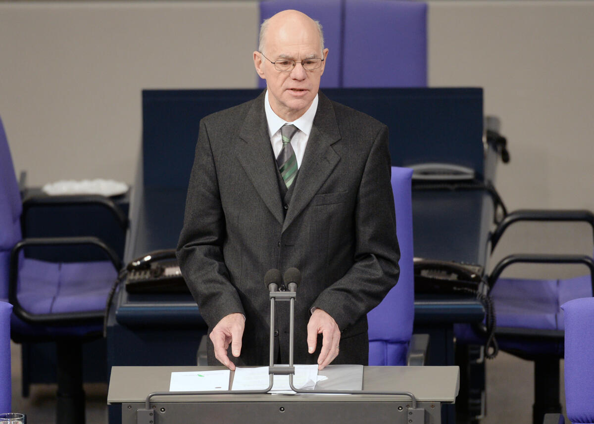 Lammert, Norbert Gedenkstunde des Deutschen Bundestages zum Tag des Gedenkens an die Opfer des Nationalsozialismus. Bundestagspräsident Prof. Dr. Norbert Lammert, (hier im Bild), CDU/CSU, hält die Begrüssungsrede, Bundespräsident Joachim Gauck die Gedenkrede. Klarinettist Ib Hausmann spielt von Olivier Messiaen Quatuor pour la fin du temps, den 3. Satz Abime des oiseaux. Die Verfassungsorgane Volker Bouffier, Bundesratspräsident, Dr. Angela Merkel, Bundeskanzlerin, und Prof. Dr. Andreas Voßkuhle, Bundesverfassungsgerichtspräsident, nehmen an der Gedenkstunde teil.