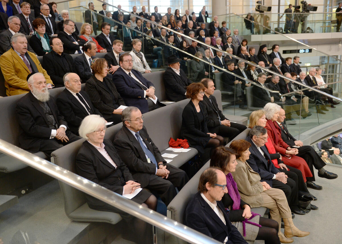  Gedenkstunde des Deutschen Bundestages zum Tag des Gedenkens an die Opfer des Nationalsozialismus. Bundestagspräsident Prof. Dr. Norbert Lammert, CDU/CSU, hält die Begrüssungsrede, Bundespräsident Joachim Gauck die Gedenkrede. Klarinettist Ib Hausmann spielt von Olivier Messiaen Quatuor pour la fin du temps, den 3. Satz Abime des oiseaux. Die Verfassungsorgane Volker Bouffier, Bundesratspräsident, Dr. Angela Merkel, Bundeskanzlerin, und Prof. Dr. Andreas Voßkuhle, Bundesverfassungsgerichtspräsident, nehmen an der Gedenkstunde teil. Hier die Tribüne mit zahlreichen Ehrengästen.; Übersicht.