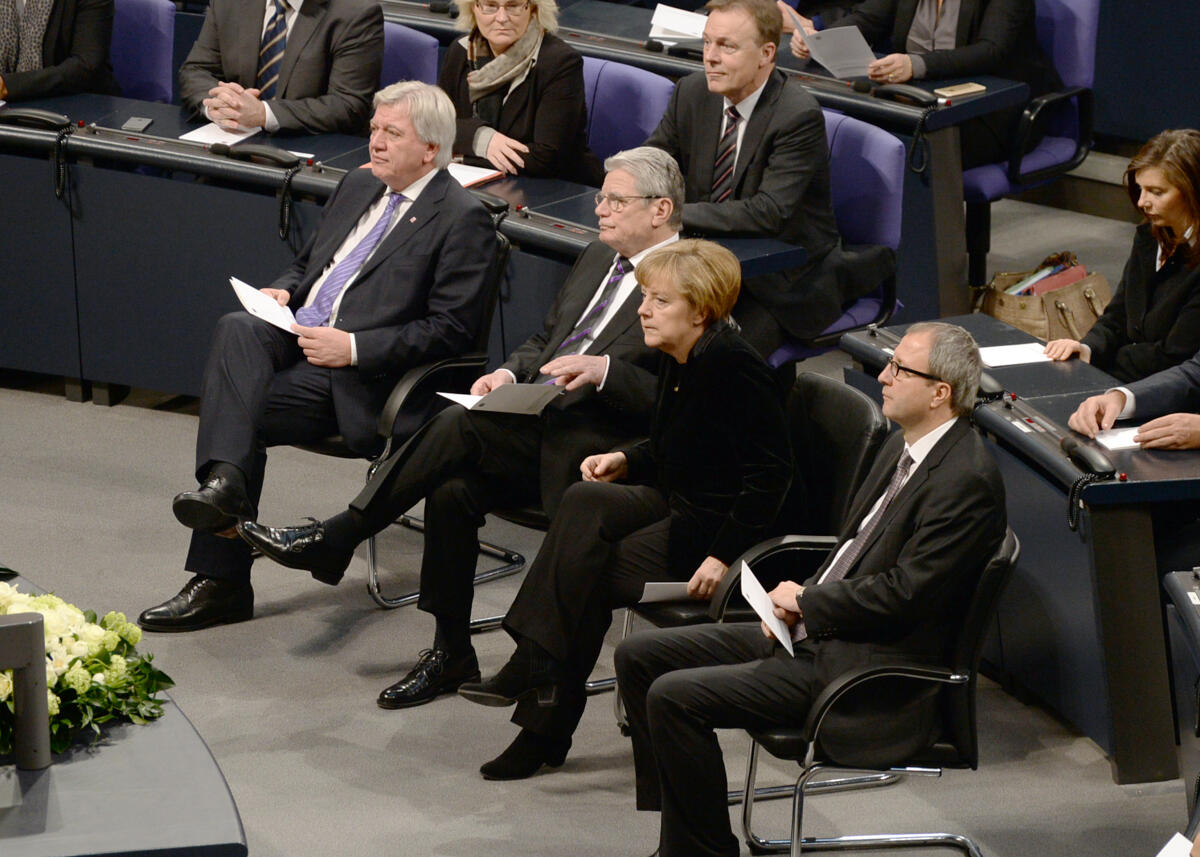 Gauck, Joachim; Bouffier, Volker; Merkel, Angela; Voßkuhle, Andreas Gedenkstunde des Deutschen Bundestages zum Tag des Gedenkens an die Opfer des Nationalsozialismus. Bundestagspräsident Prof. Dr. Norbert Lammert, CDU/CSU, hält die Begrüssungsrede, Bundespräsident Joachim Gauck (2.v.li), die Gedenkrede. Klarinettist Ib Hausmann spielt von Olivier Messiaen Quatuor pour la fin du temps, den 3. Satz Abime des oiseaux. Die Verfassungsorgane Volker Bouffier, (li), Bundesratspräsident, Dr. Angela Merkel, (2.v.re), Bundeskanzlerin, und Prof. Dr. Andreas Voßkuhle, (re), Bundesverfassungsgerichtspräsident, nehmen an der Gedenkstunde teil.