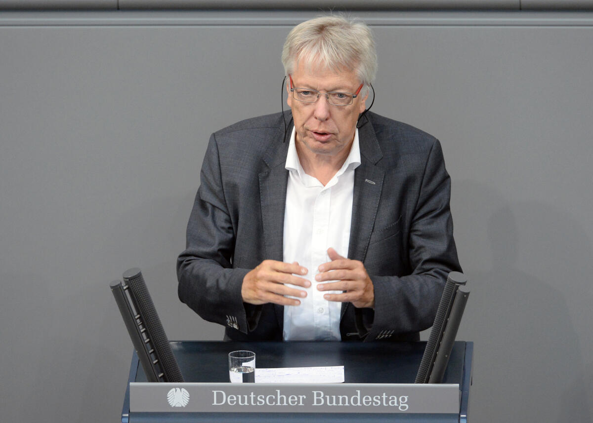 Rossmann, Ernst Dieter Dr. Ernst-Dieter Rossmann, SPD, Bundestagsabgeordneter, Abgeordneter, Mitglied Deutscher Bundestag, MdB, Rede, 107. Sitzung, Top 6, Thema: Berufliche Bildung.; Rednerpult.