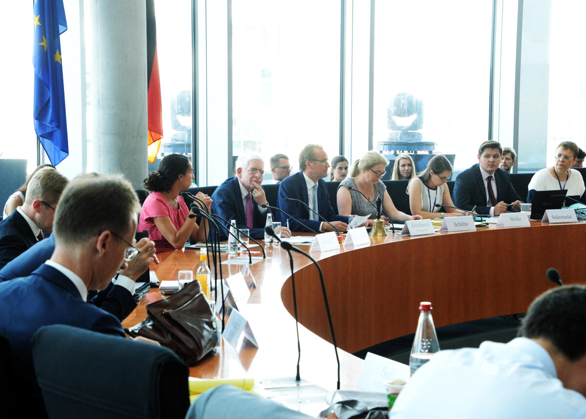 Gunther Krichbaum, (5.v.re), CDU/CSU, Vorsitzender des Ausschusses des Deutschen Bundestages für die Angelegenheiten der Europäischen Union, leitet eine Sitzung, an der der Präsident des Zentralrates der Juden in Deutschland, Dr. Josef Schuster, (6.v.re), teilnimmt.; Übersicht. Krichbaum, Gunther; Schuster, Josef Gunther Krichbaum, (5.v.re), CDU/CSU, Vorsitzender des Ausschusses des Deutschen Bundestages für die Angelegenheiten der Europäischen Union, leitet eine Sitzung, an der der Präsident des Zentralrates der Juden in Deutschland, Dr. Josef Schuster, (6.v.re), teilnimmt.; Übersicht.