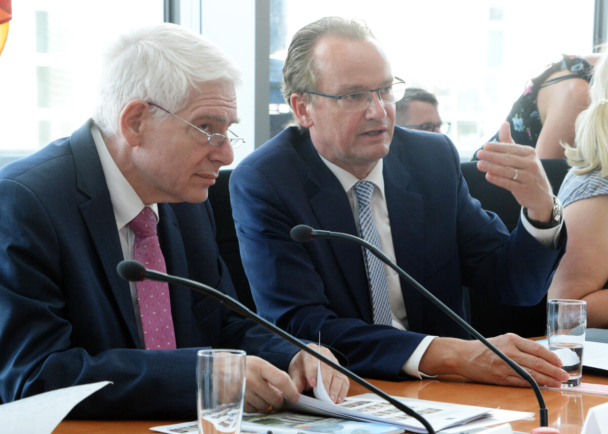 Gunther Krichbaum, (re), CDU/CSU, Vorsitzender des Ausschusses des Deutschen Bundestages für die Angelegenheiten der Europäischen Union, leitet eine Sitzung, an der der Präsident des Zentralrates der Juden in Deutschland, Dr. Josef Schuster, (li), teilnimmt. Krichbaum, Gunther; Schuster, Josef Gunther Krichbaum, (re), CDU/CSU, Vorsitzender des Ausschusses des Deutschen Bundestages für die Angelegenheiten der Europäischen Union, leitet eine Sitzung, an der der Präsident des Zentralrates der Juden in Deutschland, Dr. Josef Schuster, (li), teilnimmt.