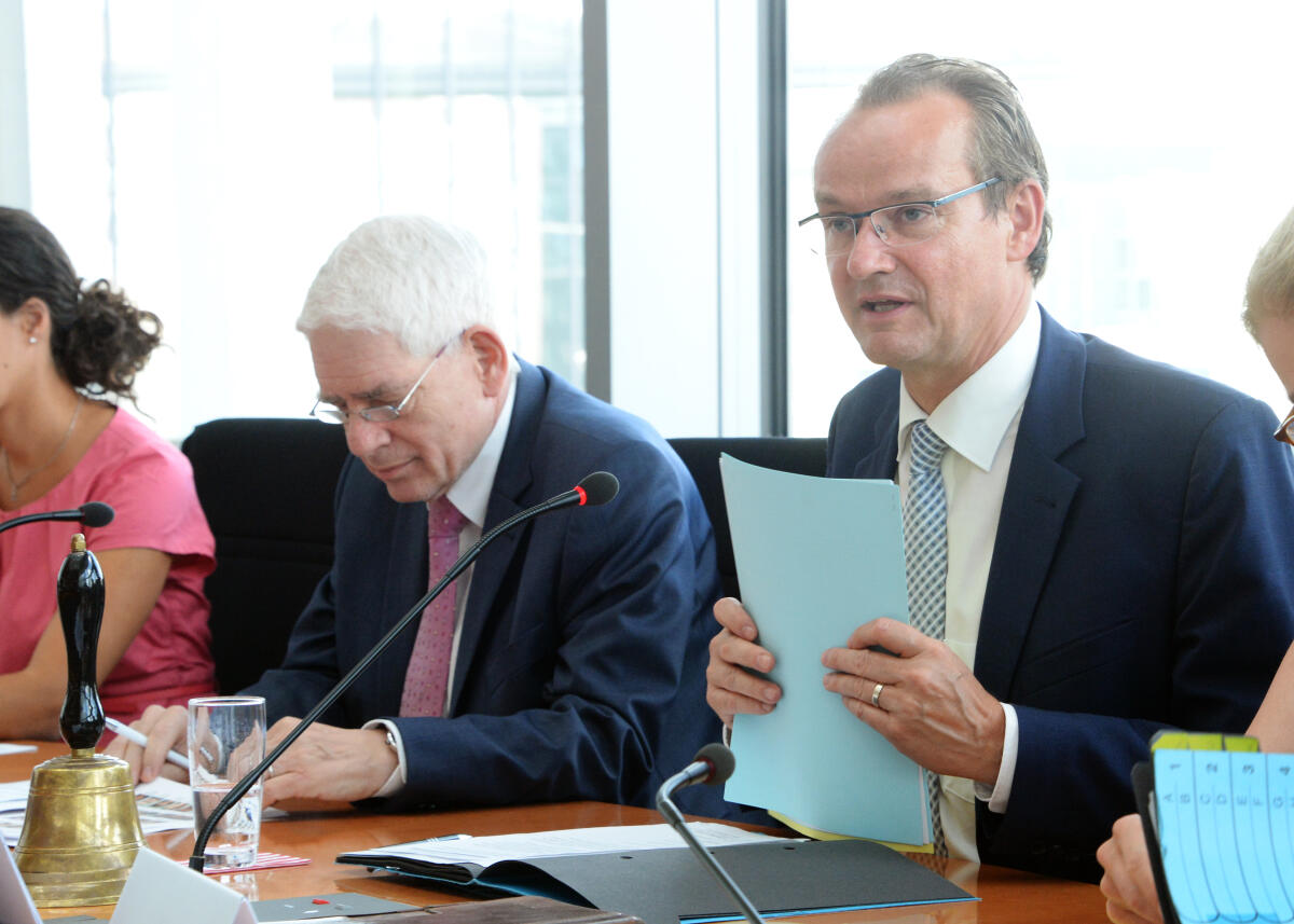 Gunther Krichbaum, (re), CDU/CSU, Vorsitzender des Ausschusses des Deutschen Bundestages für die Angelegenheiten der Europäischen Union, leitet eine Sitzung, an der der Präsident des Zentralrates der Juden in Deutschland, Dr. Josef Schuster, (li), teilnimmt. Krichbaum, Gunther; Schuster, Josef Gunther Krichbaum, (re), CDU/CSU, Vorsitzender des Ausschusses des Deutschen Bundestages für die Angelegenheiten der Europäischen Union, leitet eine Sitzung, an der der Präsident des Zentralrates der Juden in Deutschland, Dr. Josef Schuster, (li), teilnimmt.