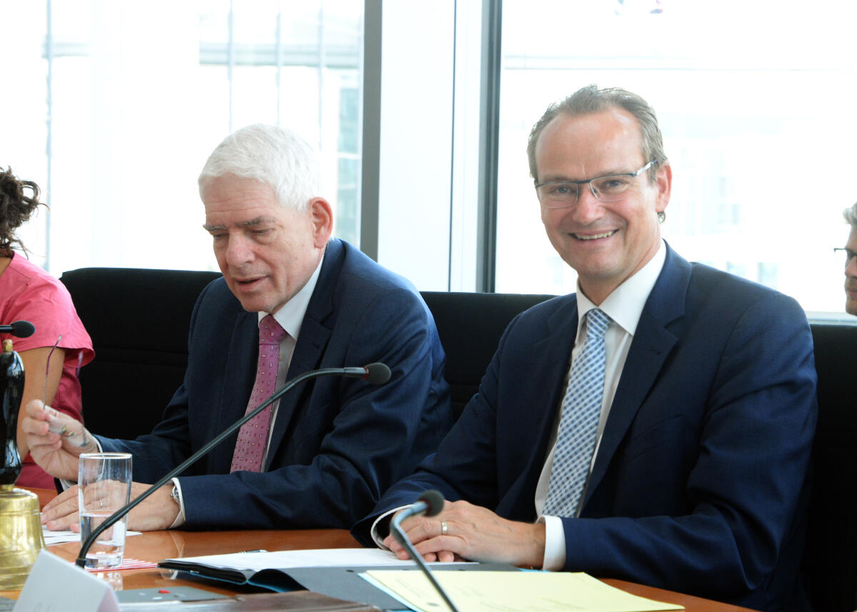 Gunther Krichbaum, (re), CDU/CSU, Vorsitzender des Ausschusses des Deutschen Bundestages für die Angelegenheiten der Europäischen Union, leitet eine Sitzung, an der der Präsident des Zentralrates der Juden in Deutschland, Dr. Josef Schuster, (li), teilnimmt. Krichbaum, Gunther; Schuster, Josef Gunther Krichbaum, (re), CDU/CSU, Vorsitzender des Ausschusses des Deutschen Bundestages für die Angelegenheiten der Europäischen Union, leitet eine Sitzung, an der der Präsident des Zentralrates der Juden in Deutschland, Dr. Josef Schuster, (li), teilnimmt.