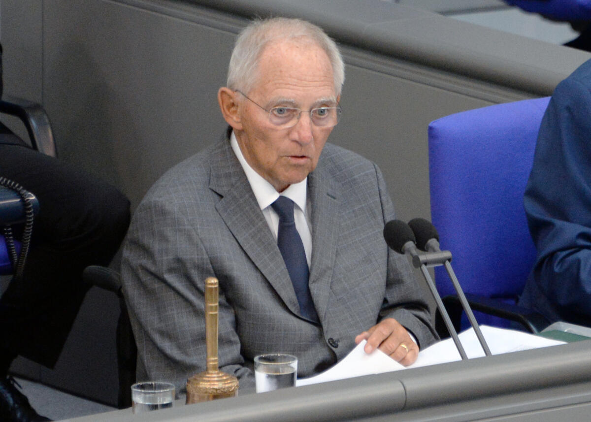 Schäuble, Wolfgang Bundestagspräsident Dr. Wolfgang Schäuble, CDU/CSU, hat  zu Beginn der 106. Sitzung des Deutschen Bundestages des ermordeten Kasseler Regierungspräsidenten Walter Lübcke und des beim Zusammenstoß in Mecklenburg-Vorpommern ums Leben gekommenen Eurofighter-Piloten gedacht.; Vorsitz, Präsident, Mikro, Mikrofon.