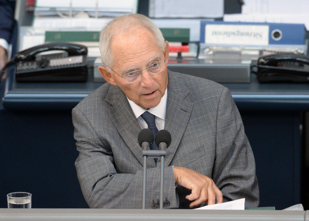Schäuble, Wolfgang Bundestagspräsident Dr. Wolfgang Schäuble, CDU/CSU, hat  zu Beginn der 106. Sitzung des Deutschen Bundestages des ermordeten Kasseler Regierungspräsidenten Walter Lübcke und des beim Zusammenstoß in Mecklenburg-Vorpommern ums Leben gekommenen Eurofighter-Piloten gedacht.; Vorsitz, Präsident, Geste, Gestik, Mikro, Mikrofon.