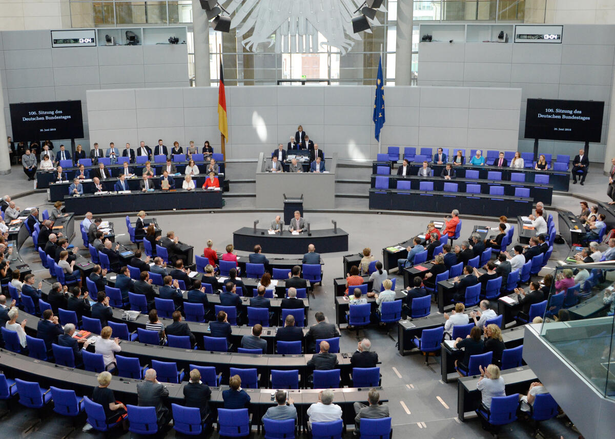  Bundestagspräsident Dr. Wolfgang Schäuble, (Vorsitz), CDU/CSU, hat  zu Beginn der 106. Sitzung des Deutschen Bundestages des ermordeten Kasseler Regierungspräsidenten Walter Lübcke und des beim Zusammenstoß in Mecklenburg-Vorpommern ums Leben gekommenen Eurofighter-Piloten gedacht.; Präsident, Übersicht.
