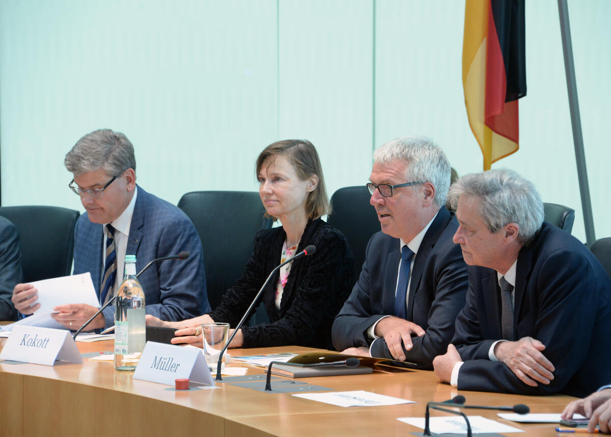 W-Forum mit der Generalanwältin am Gerichtshof der Europäischen Union, Prof. Dr. Juliane Kokott. Dr. Lorenz Müller (2.v.re) eröffnet die Veranstaltung, Roman Schmidt-Radefeldt (li) moderiert die anschließende Diskussion. Rechts im Bild: Staatssekretär Prof. Dr. Horst Risse, Direktor beim Deutschen Bundestag.; Forum W, Wissenschaftsforum, Veranstaltung, Veranstaltungsreihe, Diskussion, Fahne. Kokott, Juliane; Müller, Lorenz; Schmidt-Radefeldt, Roman; Risse, Horst W-Forum mit der Generalanwältin am Gerichtshof der Europäischen Union, Prof. Dr. Juliane Kokott. Dr. Lorenz Müller (2.v.re) eröffnet die Veranstaltung, Roman Schmidt-Radefeldt (li) moderiert die anschließende Diskussion. Rechts im Bild: Staatssekretär Prof. Dr. Horst Risse, Direktor beim Deutschen Bundestag.; Forum W, Wissenschaftsforum, Veranstaltung, Veranstaltungsreihe, Diskussion, Fahne.