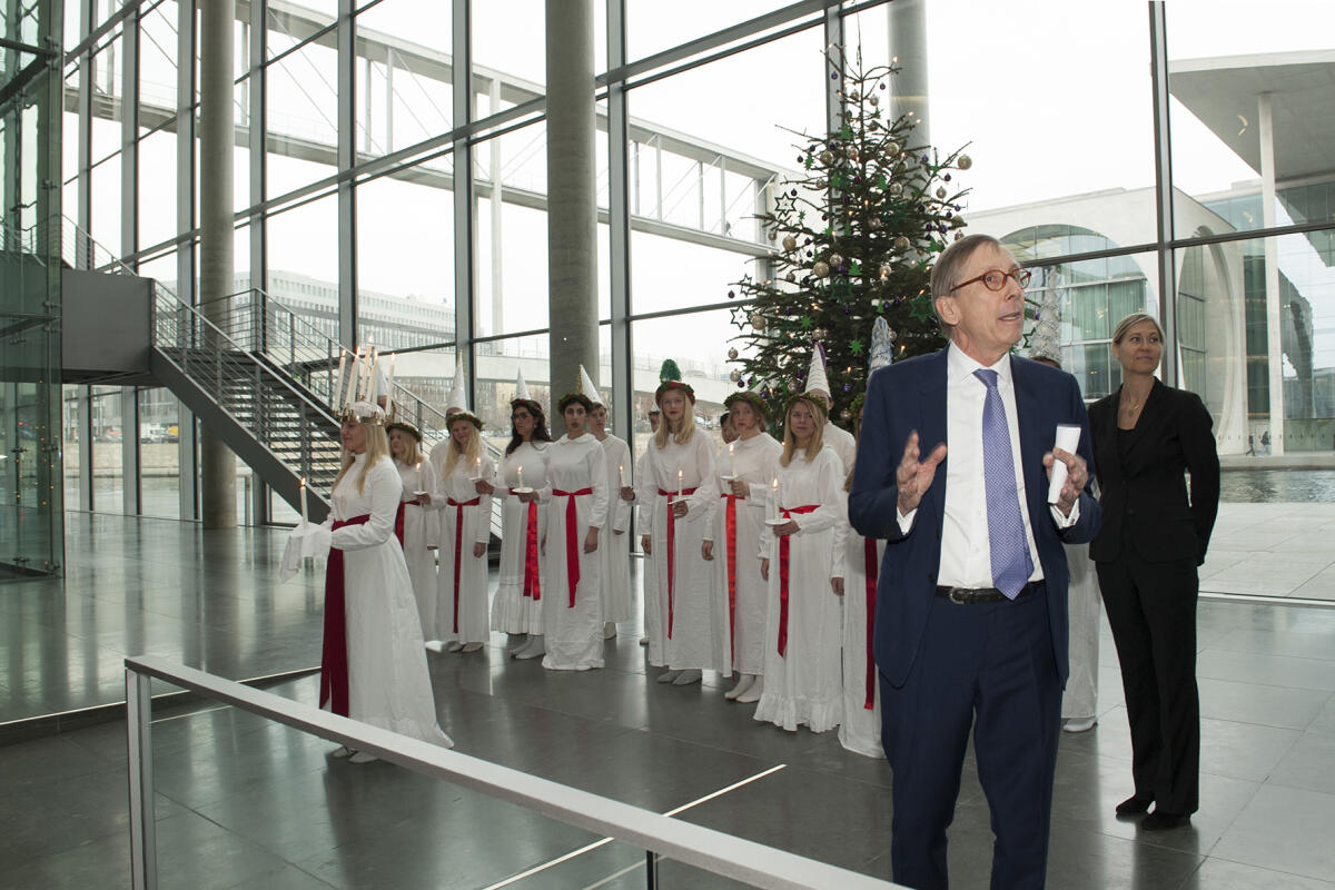  Das weihnachtliche Chorkonzert des Musikgymnasiums Kammarkör aus Stockholm.; Musik, Konzert, Jugendchor, Chor, Gesang, Kostüme, Weihnachtsbaum, Zuhörer, Ansprache