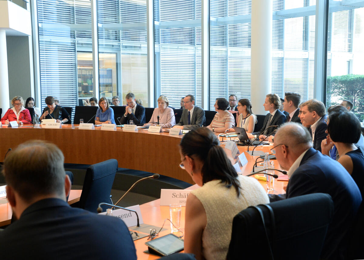 Bundeskanzlerin Dr. Angela Merkel, CDU/CSU, ist zu Gast beim Ausschuss des Deutschen Bundestages für die Angelegenheiten der Europäischen Union. Gunther Krichbaum, CDU/CSU, Vorsitzender des Ausschusses, leitet die Sitzung.; Übersicht. Bundeskanzlerin Dr. Angela Merkel, CDU/CSU, ist zu Gast beim Ausschuss des Deutschen Bundestages für die Angelegenheiten der Europäischen Union. Gunther Krichbaum, CDU/CSU, Vorsitzender des Ausschusses, leitet die Sitzung.; Übersicht.
