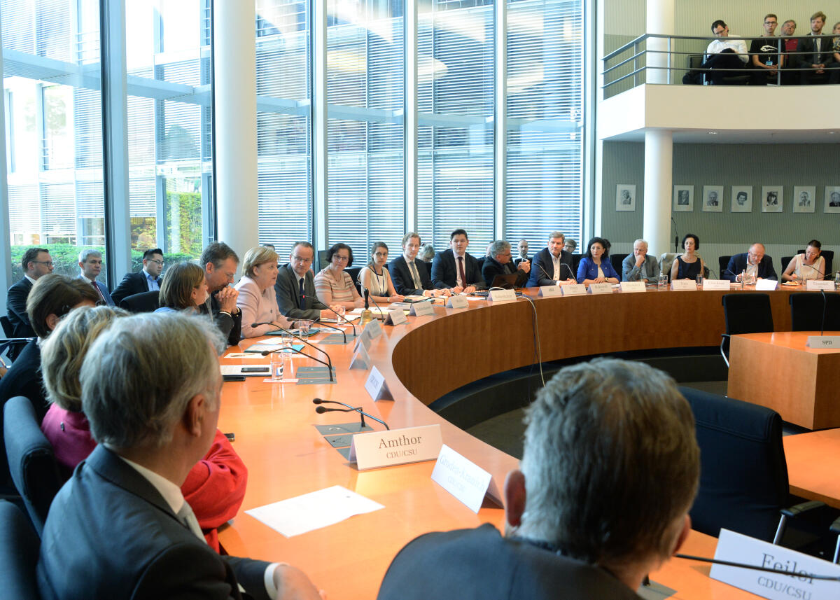 Bundeskanzlerin Dr. Angela Merkel, CDU/CSU, ist zu Gast beim Ausschuss des Deutschen Bundestages für die Angelegenheiten der Europäischen Union. Gunther Krichbaum, CDU/CSU, Vorsitzender des Ausschusses, leitet die Sitzung.; Übersicht. Bundeskanzlerin Dr. Angela Merkel, CDU/CSU, ist zu Gast beim Ausschuss des Deutschen Bundestages für die Angelegenheiten der Europäischen Union. Gunther Krichbaum, CDU/CSU, Vorsitzender des Ausschusses, leitet die Sitzung.; Übersicht.