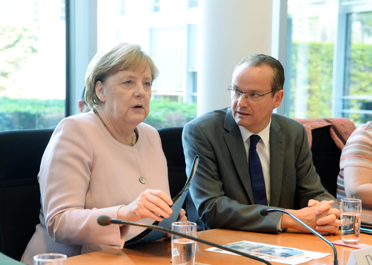 Bundeskanzlerin Dr. Angela Merkel, CDU/CSU, ist zu Gast beim Ausschuss des Deutschen Bundestages für die Angelegenheiten der Europäischen Union. Gunther Krichbaum, CDU/CSU, Vorsitzender des Ausschusses, leitet die Sitzung. Krichbaum, Gunther; Merkel, Angela Bundeskanzlerin Dr. Angela Merkel, CDU/CSU, ist zu Gast beim Ausschuss des Deutschen Bundestages für die Angelegenheiten der Europäischen Union. Gunther Krichbaum, CDU/CSU, Vorsitzender des Ausschusses, leitet die Sitzung.