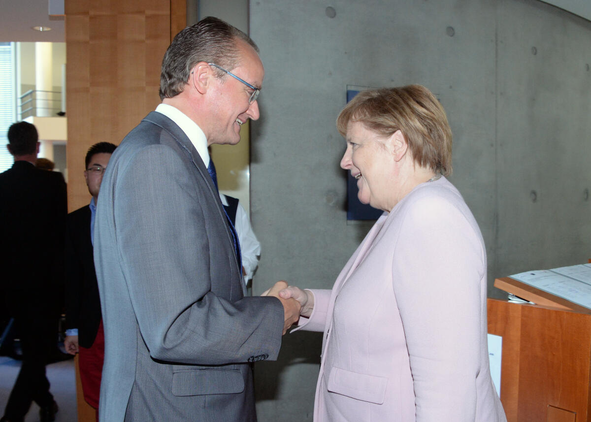 Bundeskanzlerin Dr. Angela Merkel, CDU/CSU, ist zu Gast beim Ausschuss des Deutschen Bundestages für die Angelegenheiten der Europäischen Union. Gunther Krichbaum, CDU/CSU, Vorsitzender des Ausschusses, leitet die Sitzung.; Begrüßung. Krichbaum, Gunther; Merkel, Angela Bundeskanzlerin Dr. Angela Merkel, CDU/CSU, ist zu Gast beim Ausschuss des Deutschen Bundestages für die Angelegenheiten der Europäischen Union. Gunther Krichbaum, CDU/CSU, Vorsitzender des Ausschusses, leitet die Sitzung.; Begrüßung.