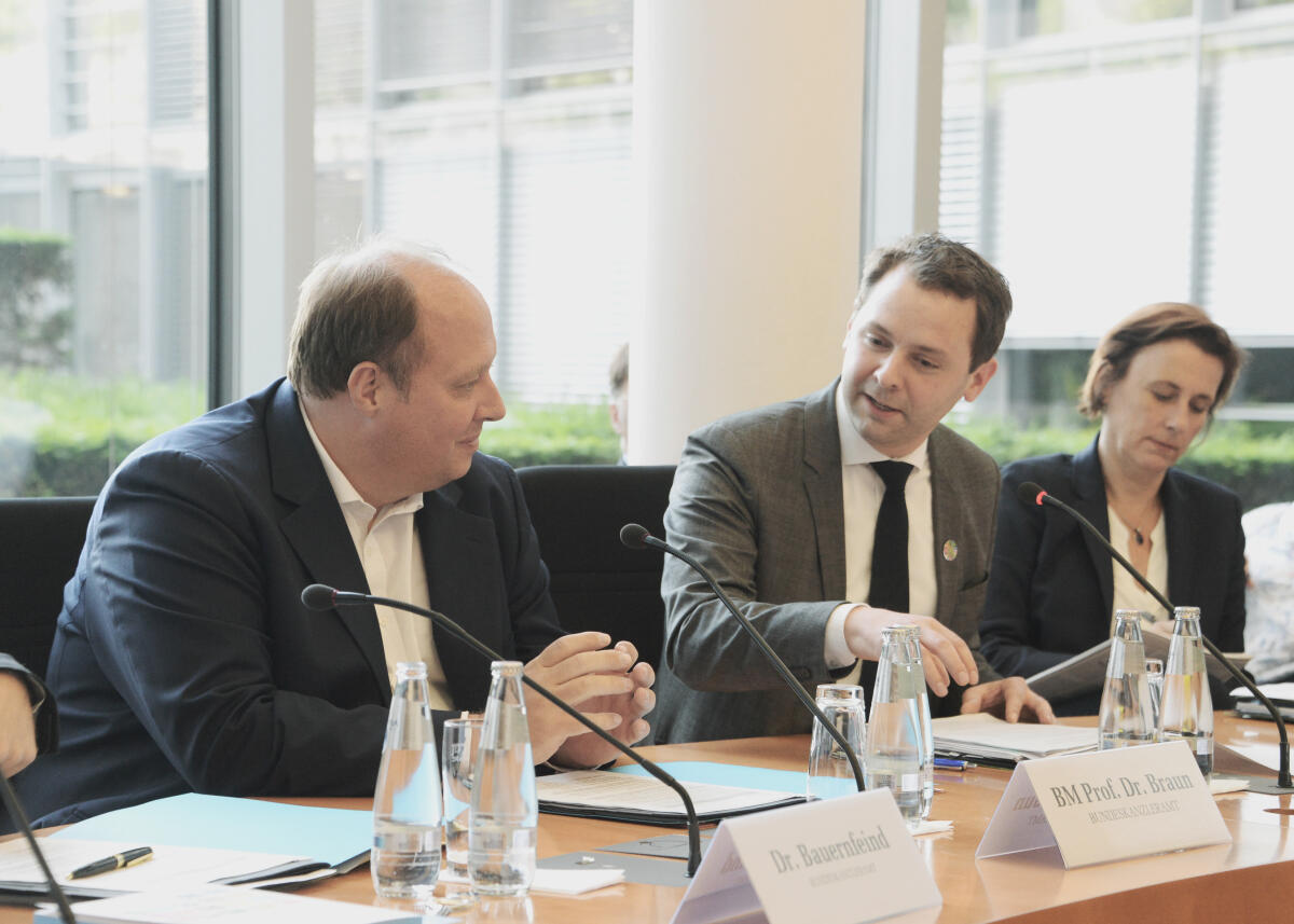 Prof. Dr. Helge Braun, (li), CDU/CSU, Bundesminister für besondere Aufgaben und Chef des Bundeskanzleramtes, ist zu Gast beim Parlamentarischen Beirat für nachhaltige Entwicklung. Dr. Andreas Lenz, (re), CDU/CSU, Vorsitzender des Beirats, leitet die Ausschusssitzung. Lenz, Andreas; Braun, Helge Prof. Dr. Helge Braun, (li), CDU/CSU, Bundesminister für besondere Aufgaben und Chef des Bundeskanzleramtes, ist zu Gast beim Parlamentarischen Beirat für nachhaltige Entwicklung. Dr. Andreas Lenz, (re), CDU/CSU, Vorsitzender des Beirats, leitet die Ausschusssitzung.