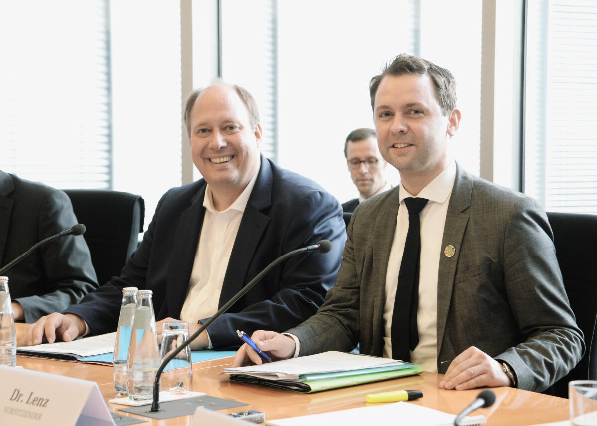 Prof. Dr. Helge Braun, (li), CDU/CSU, Bundesminister für besondere Aufgaben und Chef des Bundeskanzleramtes, ist zu Gast beim Parlamentarischen Beirat für nachhaltige Entwicklung. Dr. Andreas Lenz, (re), CDU/CSU, Vorsitzender des Beirats, leitet die Ausschusssitzung. Lenz, Andreas; Braun, Helge Prof. Dr. Helge Braun, (li), CDU/CSU, Bundesminister für besondere Aufgaben und Chef des Bundeskanzleramtes, ist zu Gast beim Parlamentarischen Beirat für nachhaltige Entwicklung. Dr. Andreas Lenz, (re), CDU/CSU, Vorsitzender des Beirats, leitet die Ausschusssitzung.