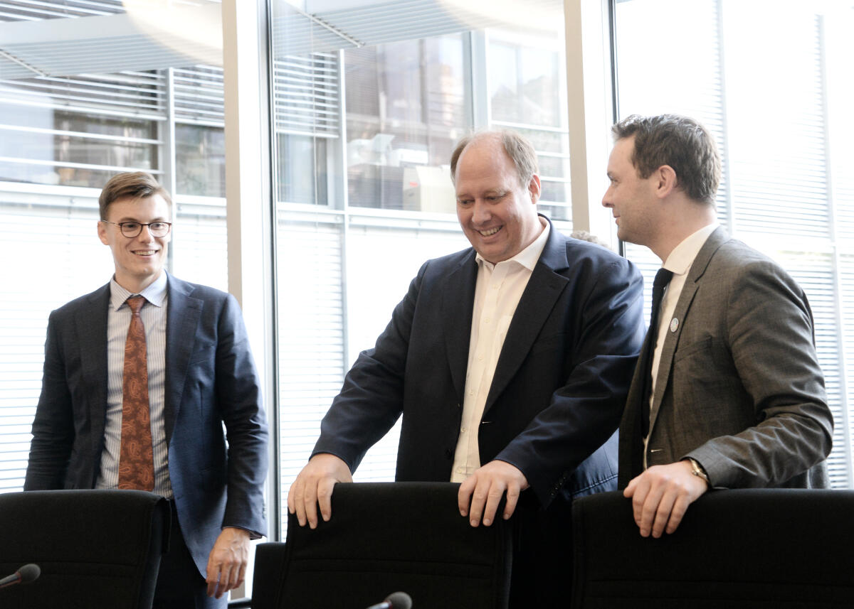 Prof. Dr. Helge Braun, (mitte), CDU/CSU, Bundesminister für besondere Aufgaben und Chef des Bundeskanzleramtes, ist zu Gast beim Parlamentarischen Beirat für nachhaltige Entwicklung. Dr. Andreas Lenz, (re), CDU/CSU, Vorsitzender des Beirats, leitet die Ausschusssitzung. Links im Bild: Kai Whittaker, CDU/CSU. Lenz, Andreas; Braun, Helge; Whittaker, Kai Prof. Dr. Helge Braun, (mitte), CDU/CSU, Bundesminister für besondere Aufgaben und Chef des Bundeskanzleramtes, ist zu Gast beim Parlamentarischen Beirat für nachhaltige Entwicklung. Dr. Andreas Lenz, (re), CDU/CSU, Vorsitzender des Beirats, leitet die Ausschusssitzung. Links im Bild: Kai Whittaker, CDU/CSU.