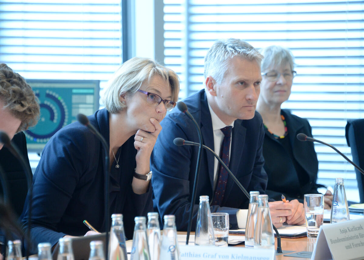 Anja Karliczek, CDU/CSU, Bundesministerin für Bildung und Forschung, ist zu Gast beim Ausschuss des Deutschen Bundestages für Digitale Agenda. Hansjörg Durz, CDU/CSU, stellvertretender Vorsitzender des Ausschusses, leitet die Sitzung. Durz, Hansjörg; Karliczek, Anja Anja Karliczek, CDU/CSU, Bundesministerin für Bildung und Forschung, ist zu Gast beim Ausschuss des Deutschen Bundestages für Digitale Agenda. Hansjörg Durz, CDU/CSU, stellvertretender Vorsitzender des Ausschusses, leitet die Sitzung.