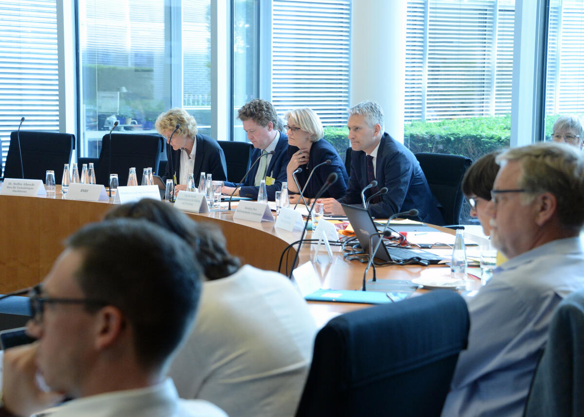 Anja Karliczek, (3.v.li), CDU/CSU, Bundesministerin für Bildung und Forschung, ist zu Gast beim Ausschuss des Deutschen Bundestages für Digitale Agenda. Hansjörg Durz, (4.v.li), CDU/CSU, stellvertretender Vorsitzender des Ausschusses, leitet die Sitzung.; Übersicht. Durz, Hansjörg; Karliczek, Anja Anja Karliczek, (3.v.li), CDU/CSU, Bundesministerin für Bildung und Forschung, ist zu Gast beim Ausschuss des Deutschen Bundestages für Digitale Agenda. Hansjörg Durz, (4.v.li), CDU/CSU, stellvertretender Vorsitzender des Ausschusses, leitet die Sitzung.; Übersicht.