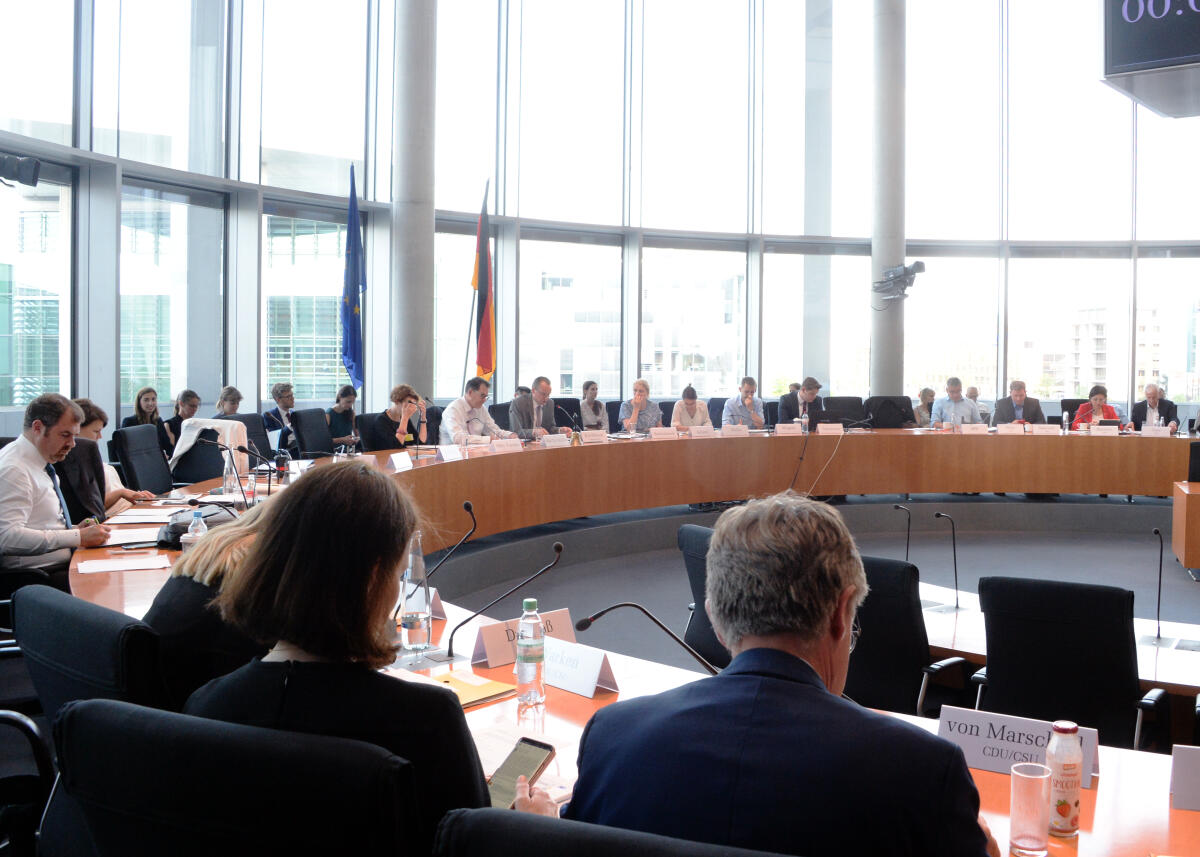 Dr. Gerd Müller, (10.v.re), CDU/CSU, Bundesminister für wirtschaftliche Zusammenarbeit und Entwicklung, nimmt an einer Ausschusssitzung des Ausschusses des Deutschen Bundestages für die Angelegenheiten der Europäischen Union, teil. Gunther Krichbaum, (9.v.re), CDU/CSU, Vorsitzender des Ausschusses, leitet die Sitzung.; Übersicht. Krichbaum, Gunther; Müller, Gerd Dr. Gerd Müller, (10.v.re), CDU/CSU, Bundesminister für wirtschaftliche Zusammenarbeit und Entwicklung, nimmt an einer Ausschusssitzung des Ausschusses des Deutschen Bundestages für die Angelegenheiten der Europäischen Union, teil. Gunther Krichbaum, (9.v.re), CDU/CSU, Vorsitzender des Ausschusses, leitet die Sitzung.; Übersicht.