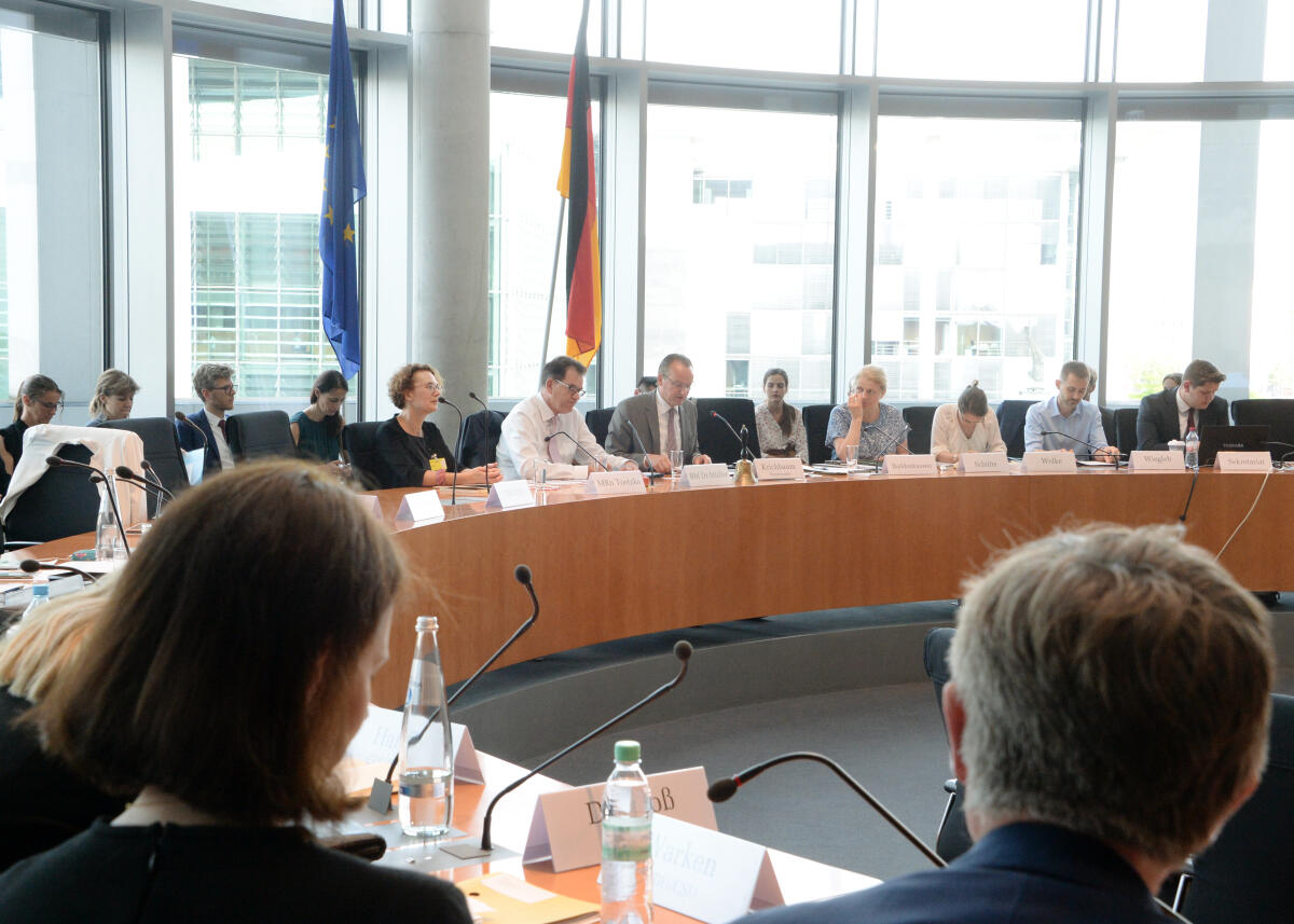 Dr. Gerd Müller, (6.v.re), CDU/CSU, Bundesminister für wirtschaftliche Zusammenarbeit und Entwicklung, nimmt an einer Ausschusssitzung des Ausschusses des Deutschen Bundestages für die Angelegenheiten der Europäischen Union, teil. Gunther Krichbaum, (5.v.re), CDU/CSU, Vorsitzender des Ausschusses, leitet die Sitzung.; Übersicht. Krichbaum, Gunther; Müller, Gerd Dr. Gerd Müller, (6.v.re), CDU/CSU, Bundesminister für wirtschaftliche Zusammenarbeit und Entwicklung, nimmt an einer Ausschusssitzung des Ausschusses des Deutschen Bundestages für die Angelegenheiten der Europäischen Union, teil. Gunther Krichbaum, (5.v.re), CDU/CSU, Vorsitzender des Ausschusses, leitet die Sitzung.; Übersicht.