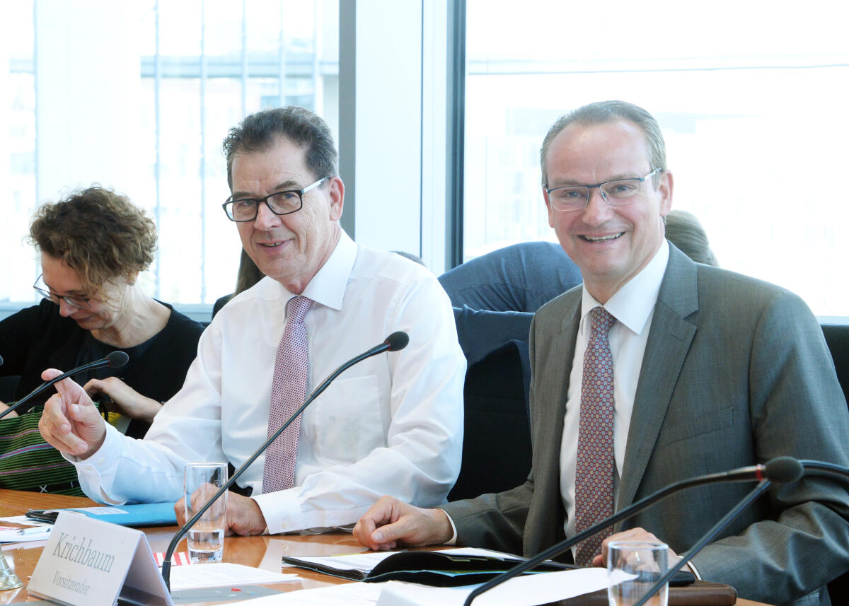 Dr. Gerd Müller, (li), CDU/CSU, Bundesminister für wirtschaftliche Zusammenarbeit und Entwicklung, nimmt an einer Ausschusssitzung des Ausschusses des Deutschen Bundestages für die Angelegenheiten der Europäischen Union, teil. Gunther Krichbaum, (re), CDU/CSU, Vorsitzender des Ausschusses, leitet die Sitzung. Krichbaum, Gunther; Müller, Gerd Dr. Gerd Müller, (li), CDU/CSU, Bundesminister für wirtschaftliche Zusammenarbeit und Entwicklung, nimmt an einer Ausschusssitzung des Ausschusses des Deutschen Bundestages für die Angelegenheiten der Europäischen Union, teil. Gunther Krichbaum, (re), CDU/CSU, Vorsitzender des Ausschusses, leitet die Sitzung.