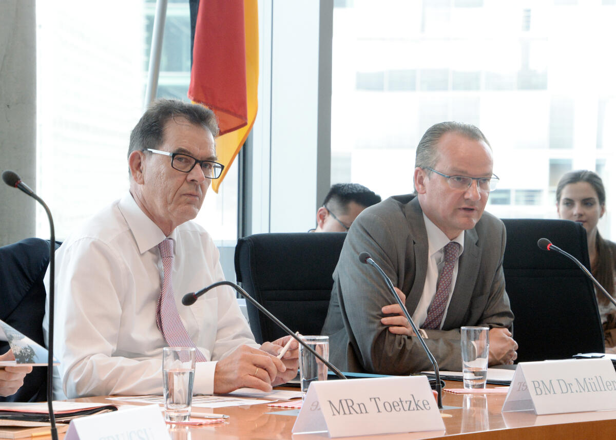 Dr. Gerd Müller, (li), CDU/CSU, Bundesminister für wirtschaftliche Zusammenarbeit und Entwicklung, nimmt an einer Ausschusssitzung des Ausschusses des Deutschen Bundestages für die Angelegenheiten der Europäischen Union, teil. Gunther Krichbaum, (re), CDU/CSU, Vorsitzender des Ausschusses, leitet die Sitzung. Krichbaum, Gunther; Müller, Gerd Dr. Gerd Müller, (li), CDU/CSU, Bundesminister für wirtschaftliche Zusammenarbeit und Entwicklung, nimmt an einer Ausschusssitzung des Ausschusses des Deutschen Bundestages für die Angelegenheiten der Europäischen Union, teil. Gunther Krichbaum, (re), CDU/CSU, Vorsitzender des Ausschusses, leitet die Sitzung.
