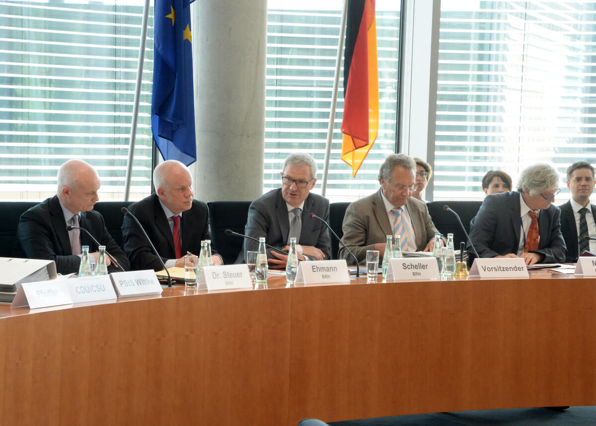 Klaus Ernst, (2.v.re), DIE LINKE, Vorsitzender des Ausschusses des Deutschen Bundestages für Wirtschaft und Energie, leitet eine Ausschusssitzung, an der der Präsident des Bundesrechnungshofes, Kay Scheller, (3.v.li), als Gast teilnimmt.; Übersicht, Fahne, Fahnen. Ernst, Klaus; Scheller, Kay Klaus Ernst, (2.v.re), DIE LINKE, Vorsitzender des Ausschusses des Deutschen Bundestages für Wirtschaft und Energie, leitet eine Ausschusssitzung, an der der Präsident des Bundesrechnungshofes, Kay Scheller, (3.v.li), als Gast teilnimmt.; Übersicht, Fahne, Fahnen.