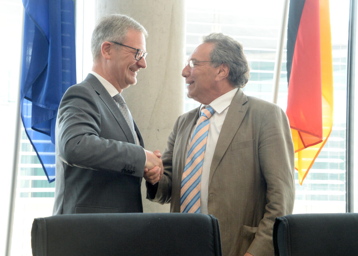 Klaus Ernst, (re), DIE LINKE, Vorsitzender des Ausschusses des Deutschen Bundestages für Wirtschaft und Energie, leitet eine Ausschusssitzung, an der der Präsident des Bundesrechnungshofes, Kay Scheller, (li), als Gast teilnimmt.; Begrüßung, Fahne, Fahnen. Ernst, Klaus; Scheller, Kay Klaus Ernst, (re), DIE LINKE, Vorsitzender des Ausschusses des Deutschen Bundestages für Wirtschaft und Energie, leitet eine Ausschusssitzung, an der der Präsident des Bundesrechnungshofes, Kay Scheller, (li), als Gast teilnimmt.; Begrüßung, Fahne, Fahnen.