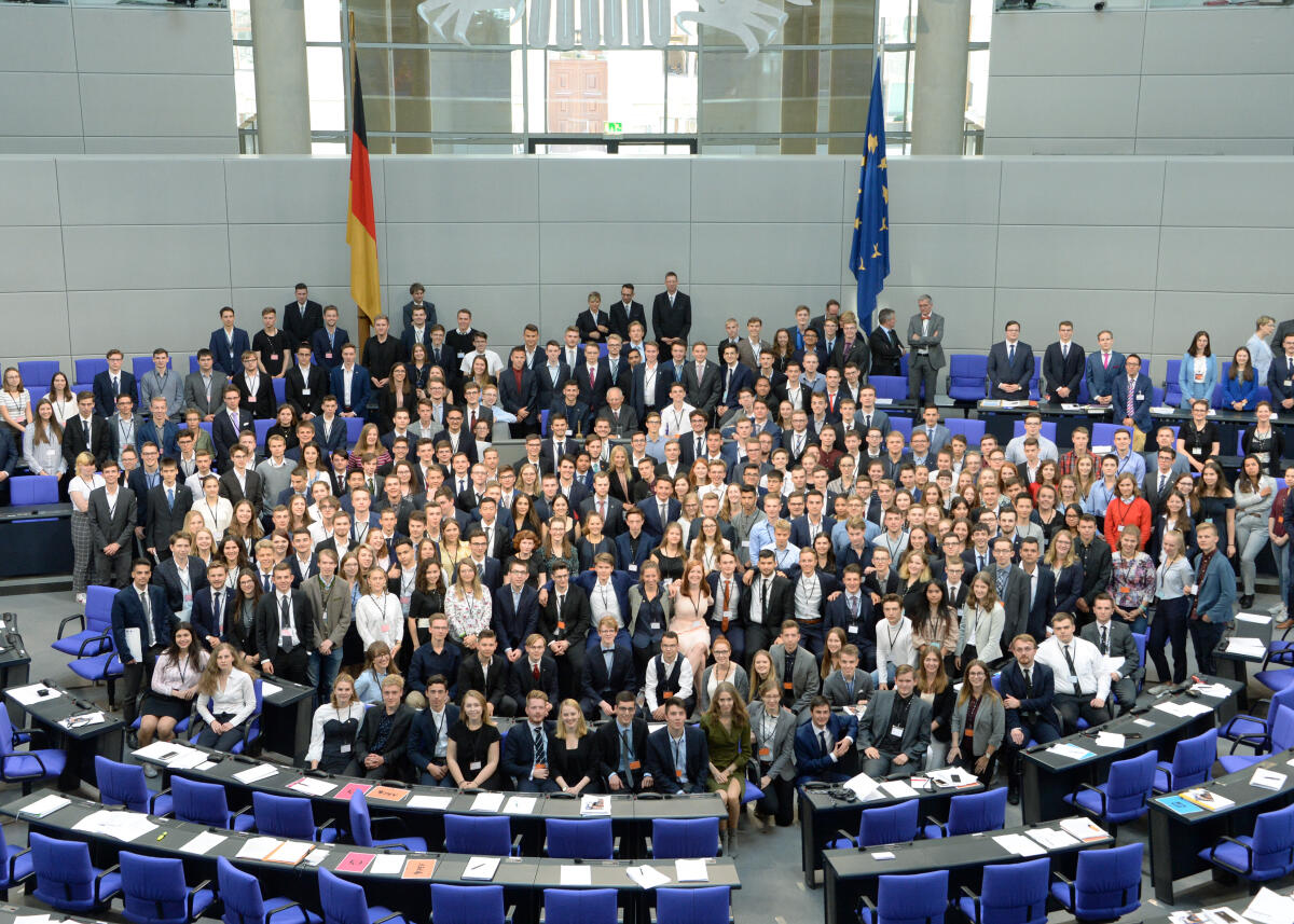 Schäuble, Wolfgang Nach den Schlussworten des Bundestagspräsidenten Dr. Wolfgang Schäuble, (mitte am Vorsitz), CDU/CSU, an die Teilnehmer der Veranstaltung "Jugend und Parlament", gibt es ein Gruppenfoto.